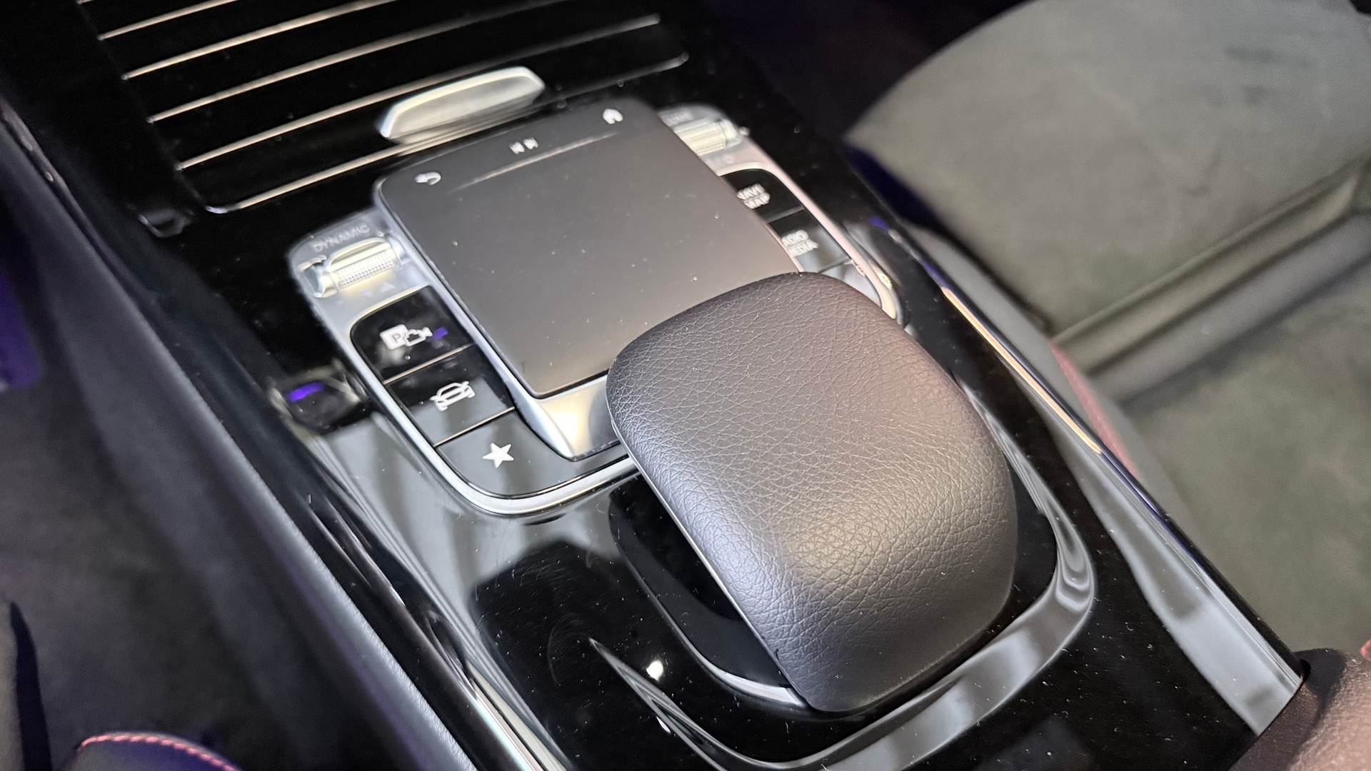 MERCEDES-BENZ A 220 AMG Line 4m Limousine-image-14