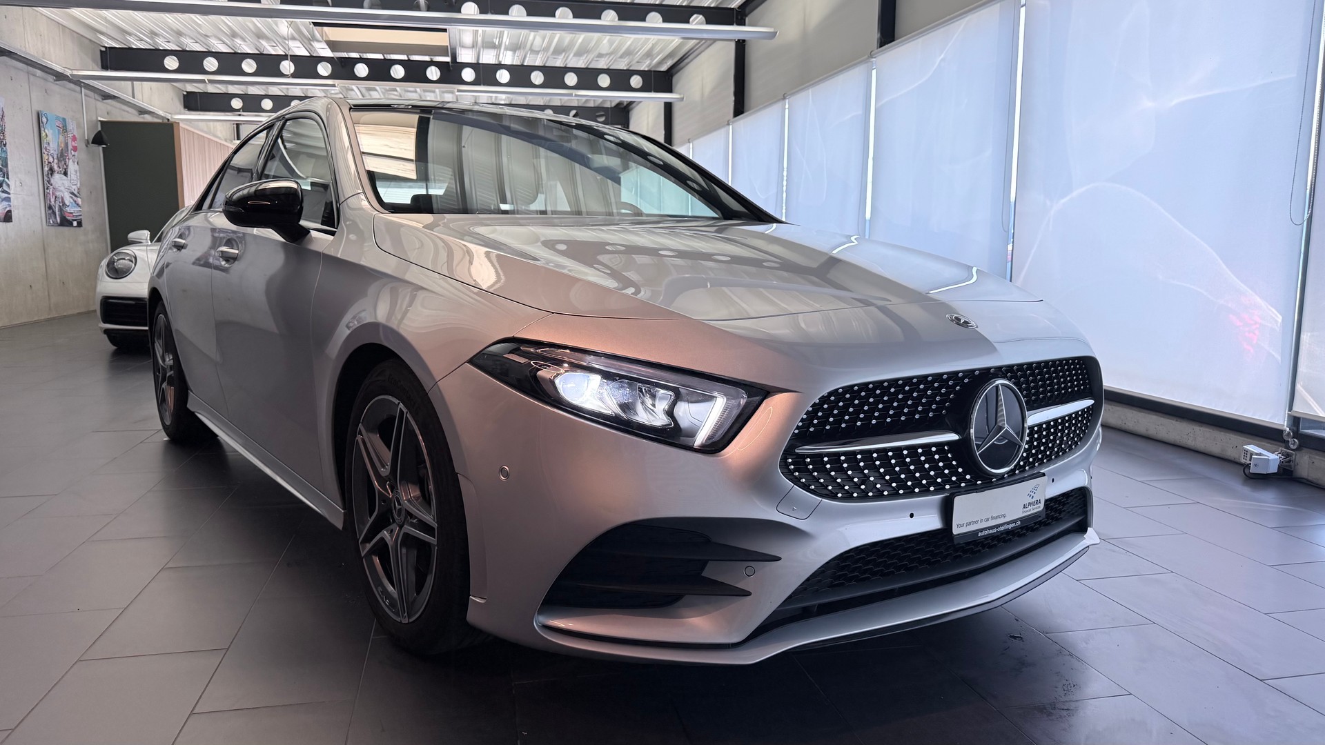 MERCEDES-BENZ A 220 AMG Line 4m Limousine-image-2