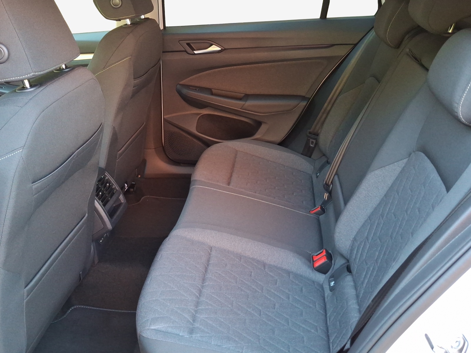 VW Golf Variant 1.5 eTSI mHEV Life DSG-image-11