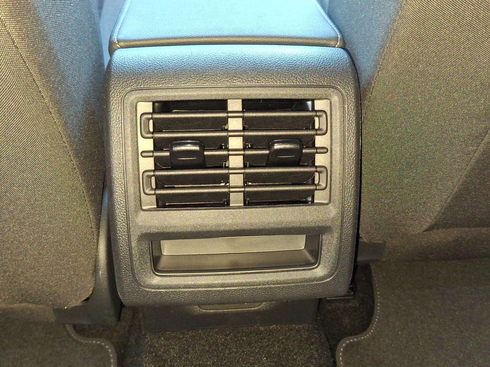 VW Golf Variant 1.5 eTSI mHEV Life DSG-image-10