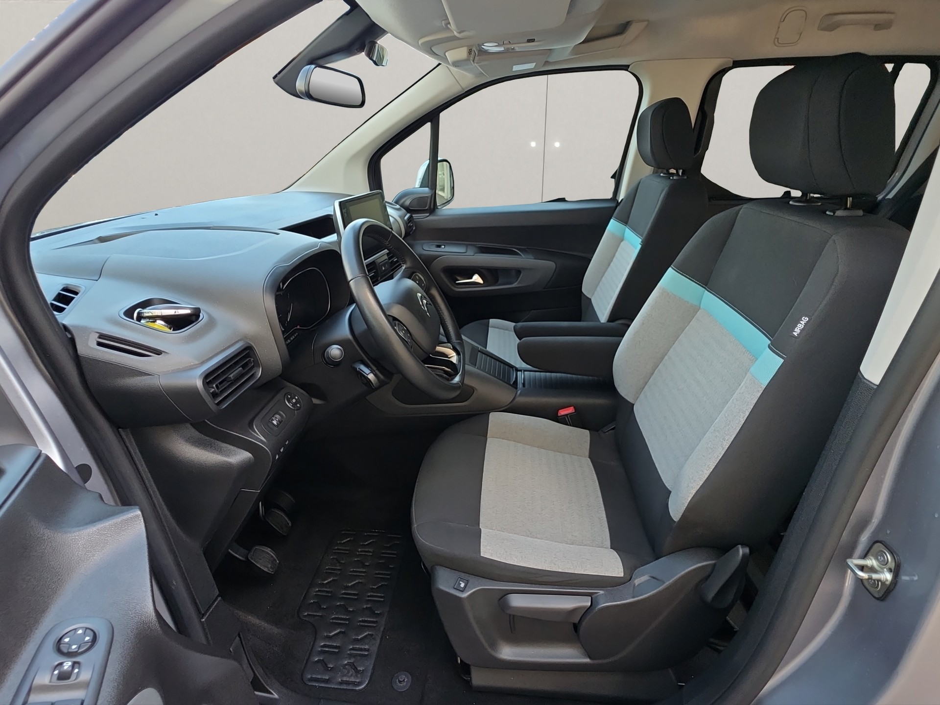CITROEN Berlingo XL 1.2i PureTech 7 Plätze Shine-image-13