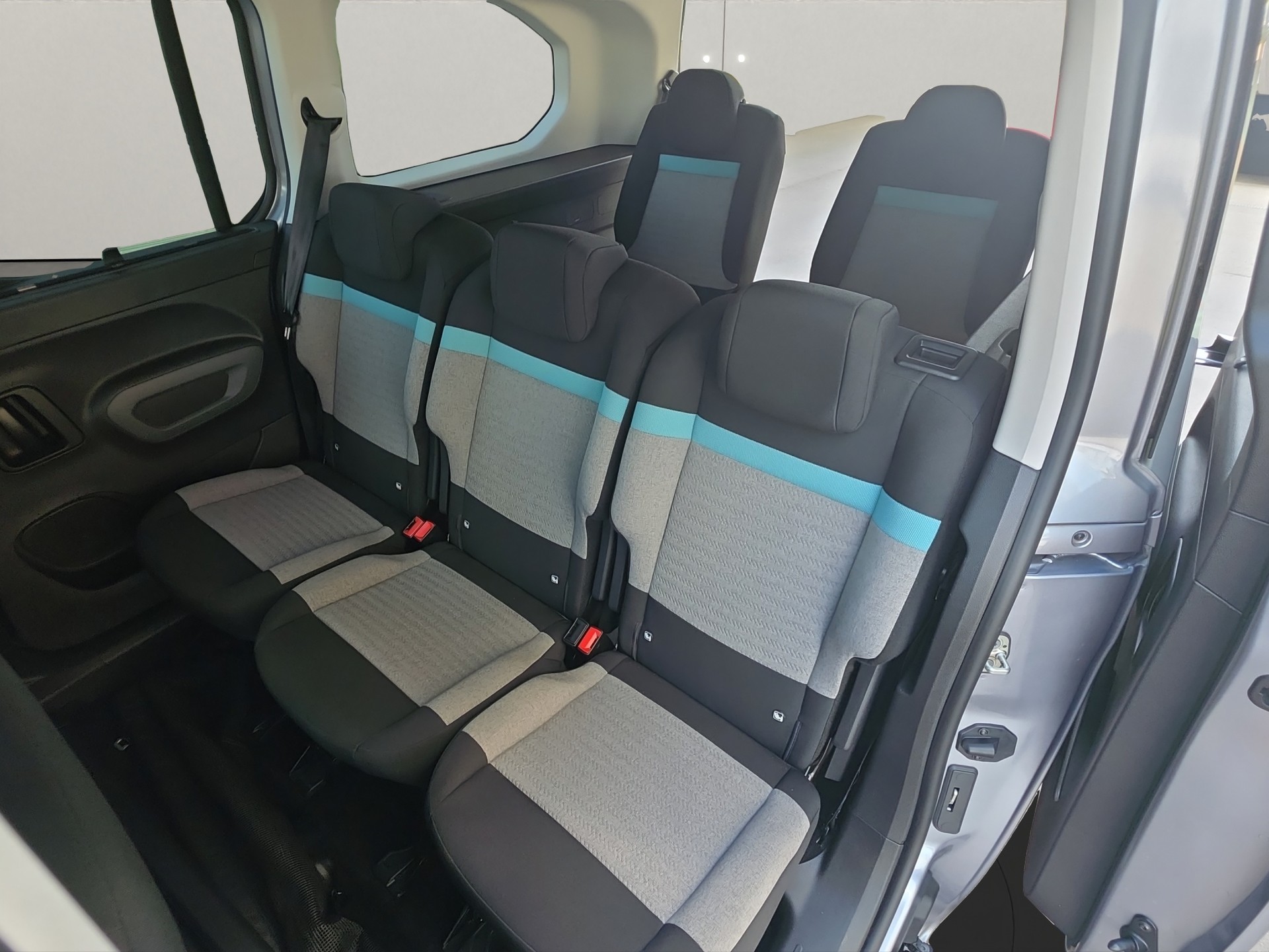 CITROEN Berlingo XL 1.2i PureTech 7 Plätze Shine-image-12