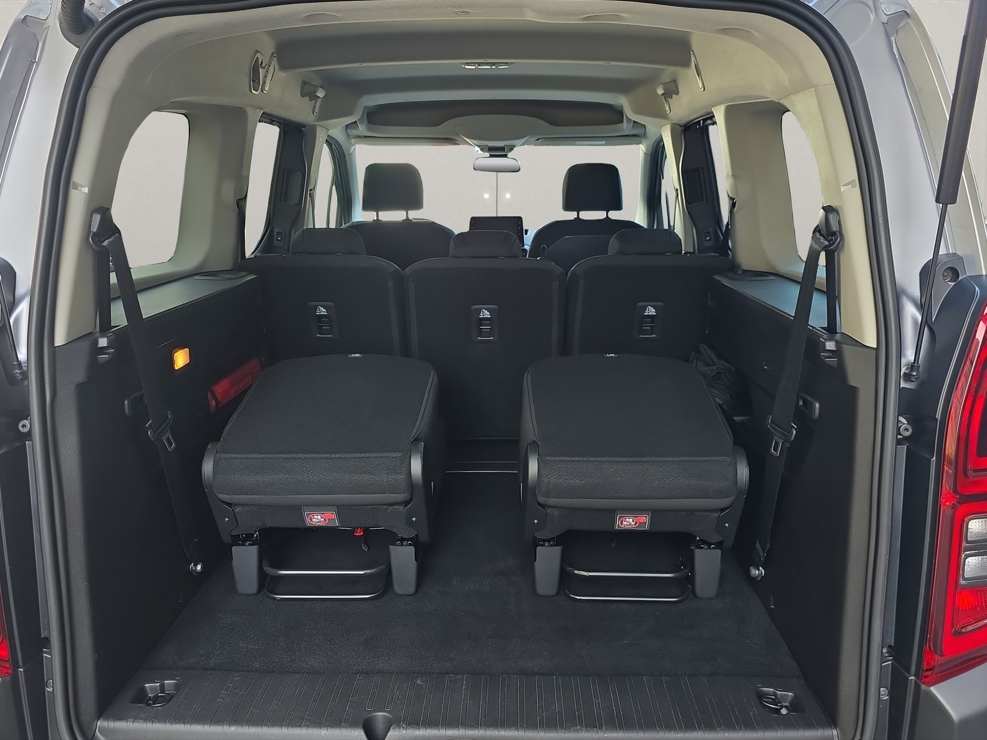 CITROEN Berlingo XL 1.2i PureTech 7 Plätze Shine-image-8