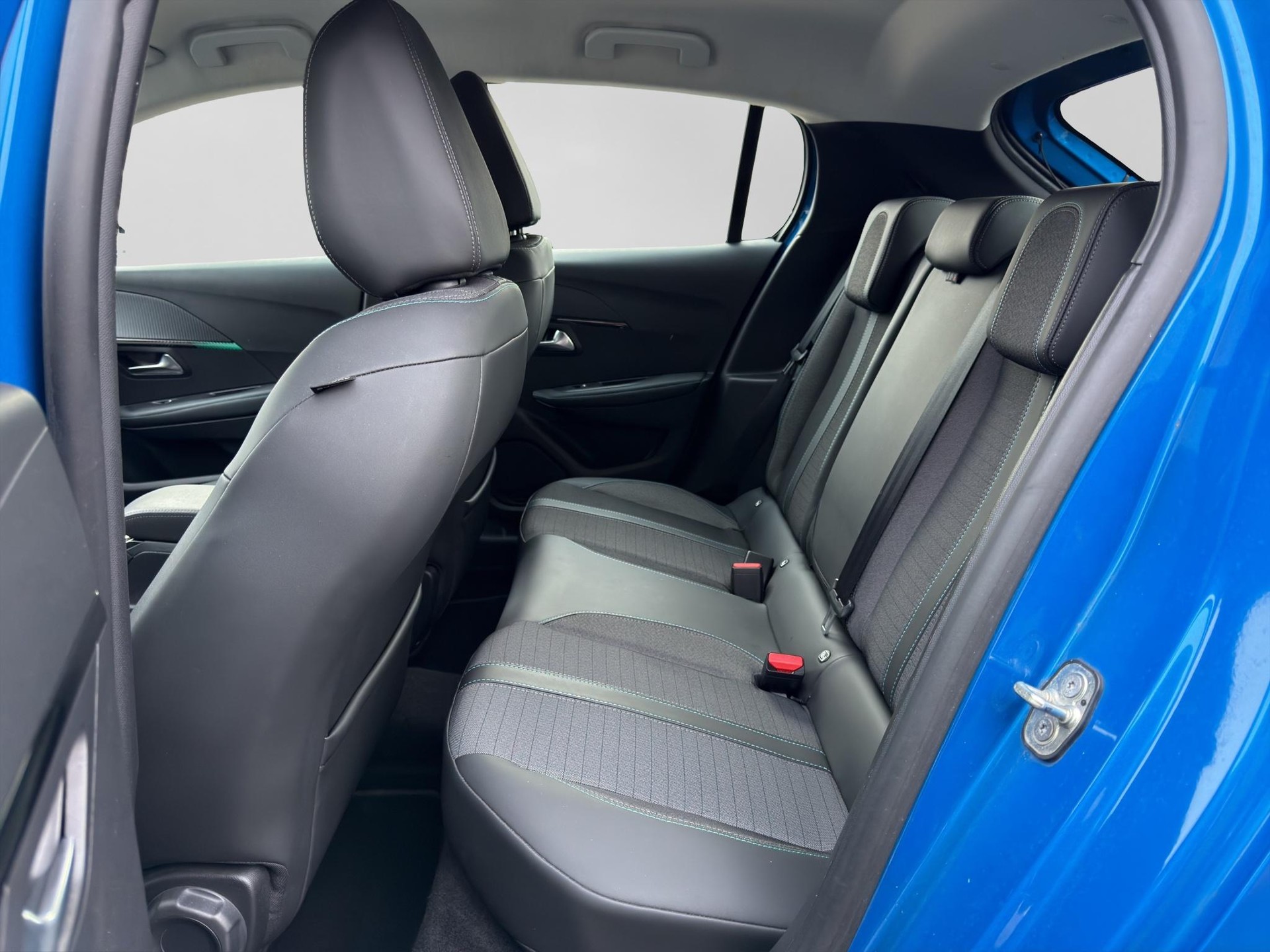PEUGEOT 208 1.2 PureTech 100 Allure-image-6
