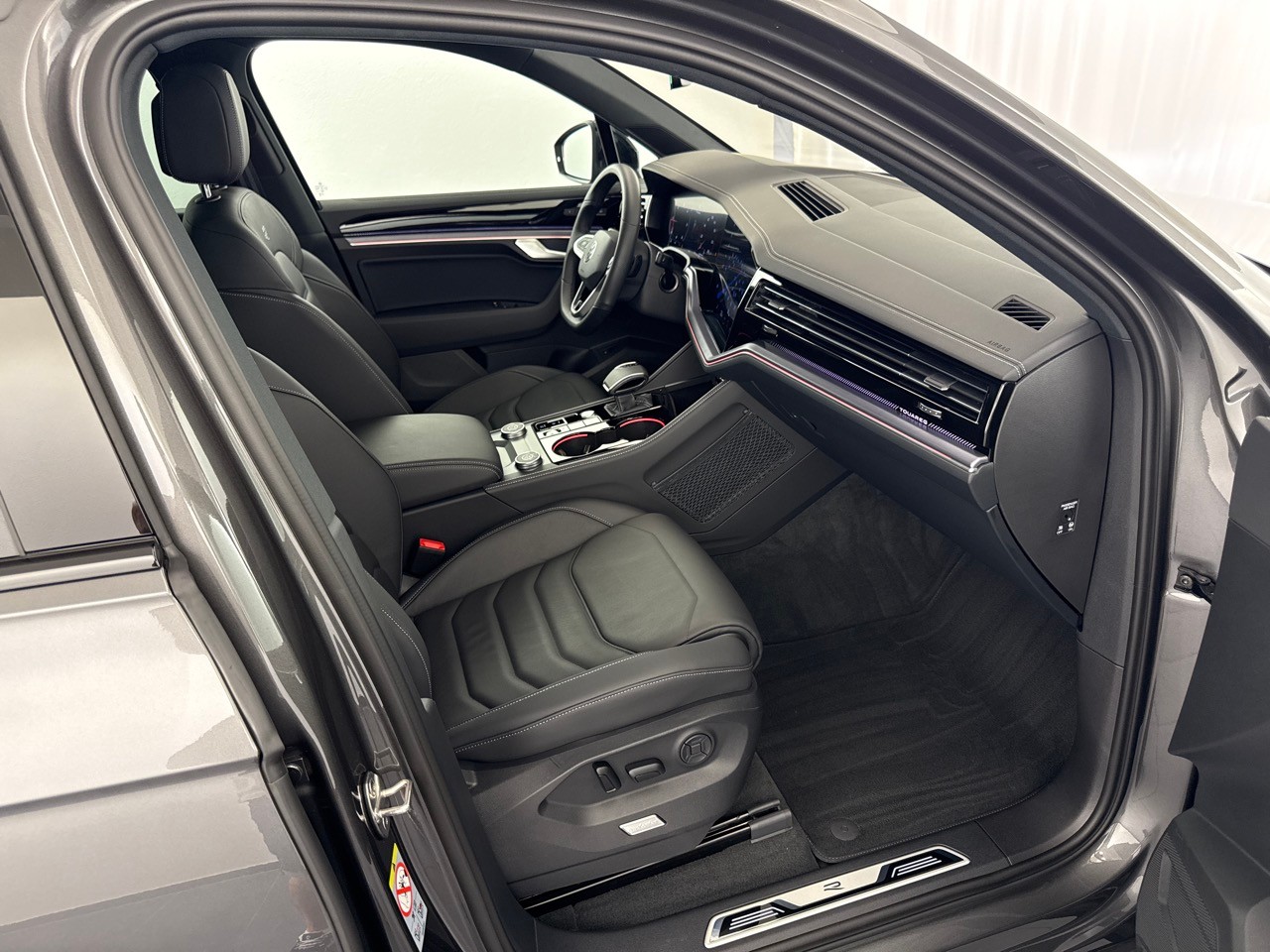 VW Touareg 3.0 TDI R-Line ''inkl. AHK & Standheizung''-image-7