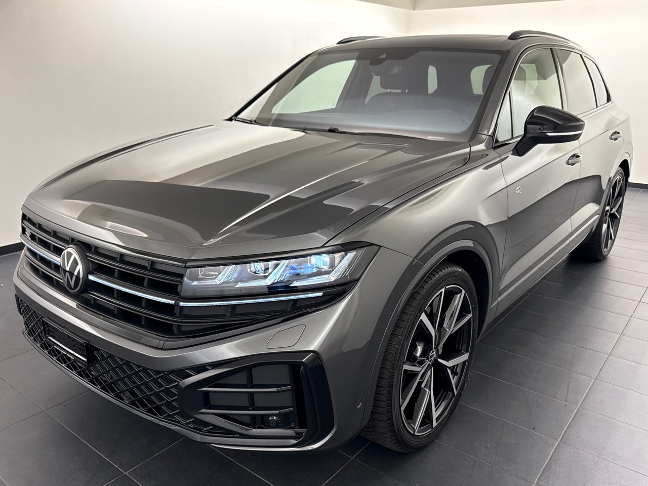 VW Touareg 3.0 TDI R-Line ''inkl. AHK & Standheizung''-image-0