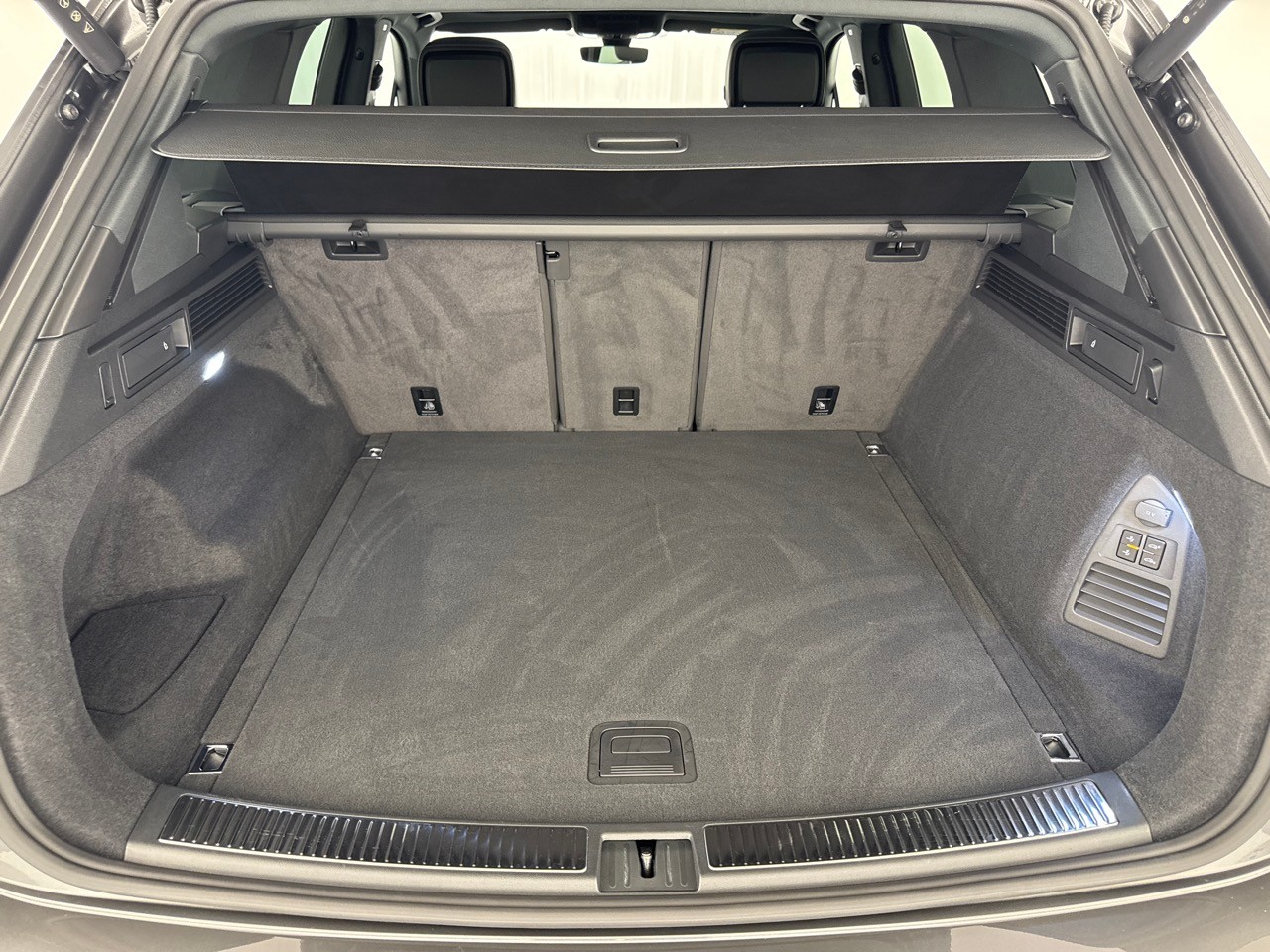 VW Touareg 3.0 TDI R-Line ''inkl. AHK & Standheizung''-image-8