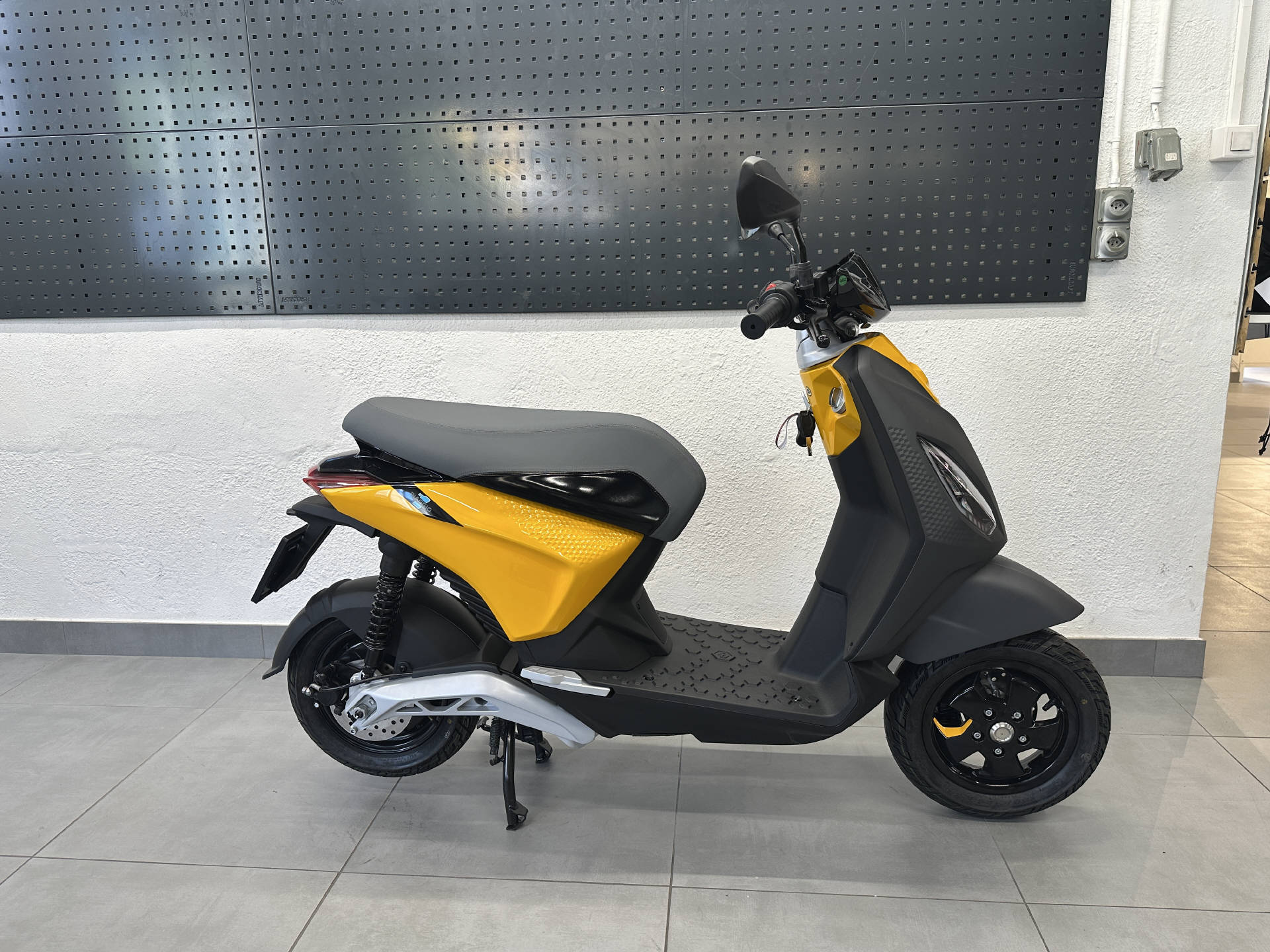 PIAGGIO 1 Active | Occasion | nur 23 km | Elektro Roller | Top Zustand-image-6
