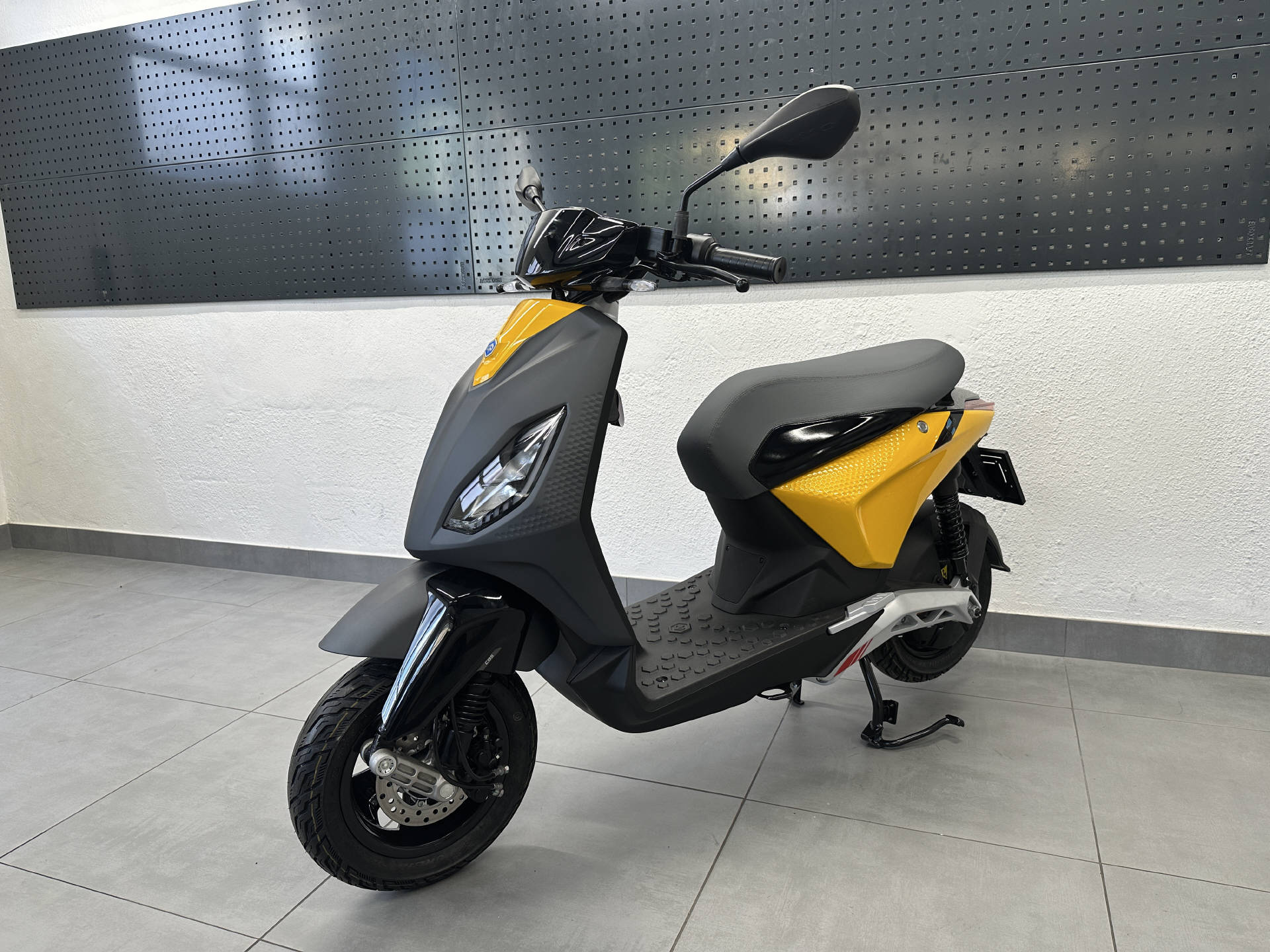 PIAGGIO 1 Active | Occasion | nur 23 km | Elektro Roller | Top Zustand