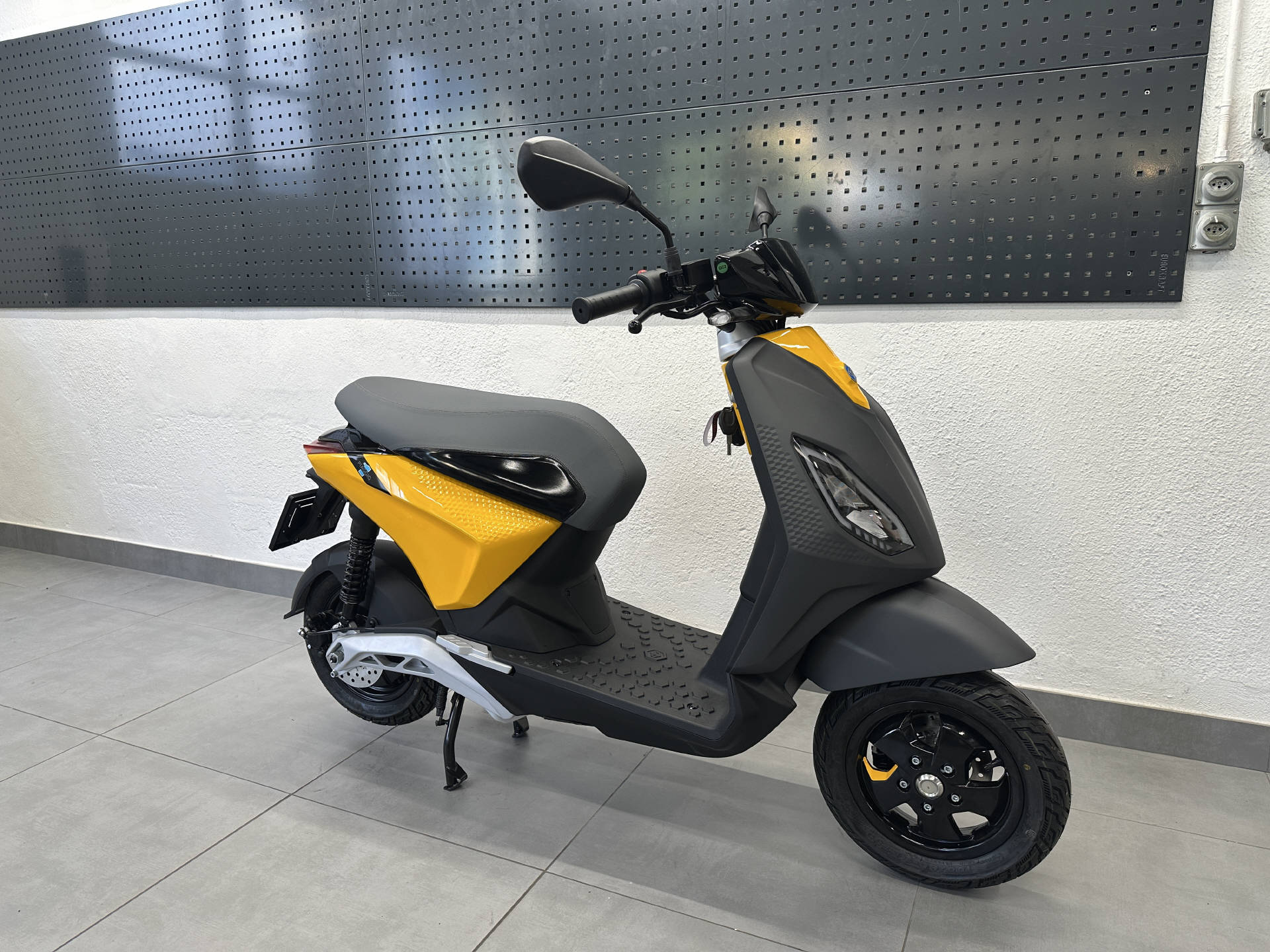 PIAGGIO 1 Active | Occasion | nur 23 km | Elektro Roller | Top Zustand-image-14