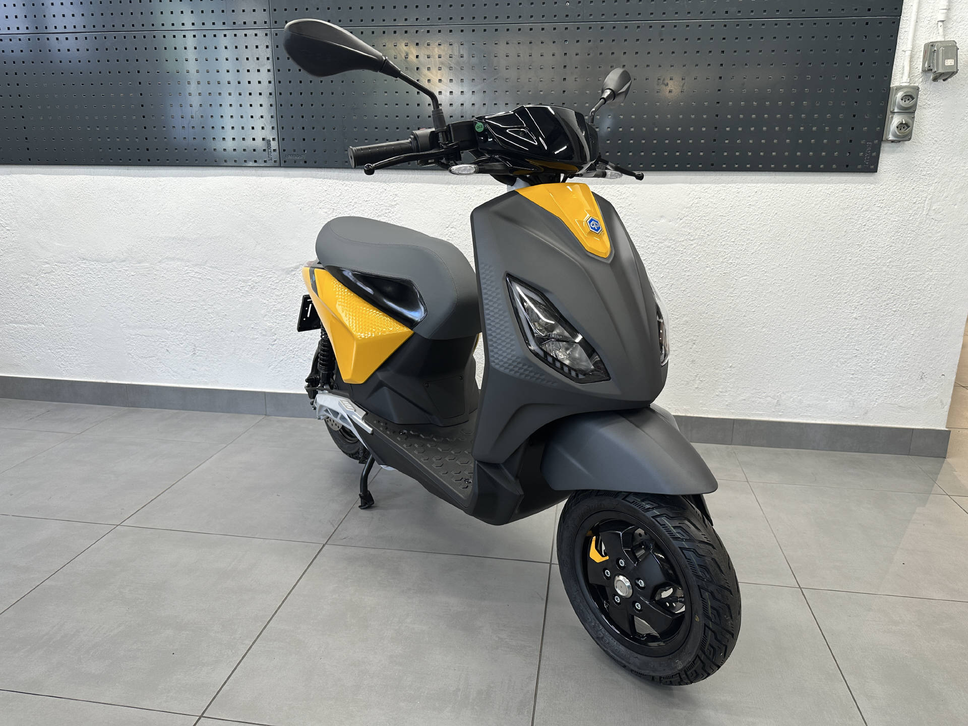 PIAGGIO 1 Active | Occasion | nur 23 km | Elektro Roller | Top Zustand-image-12