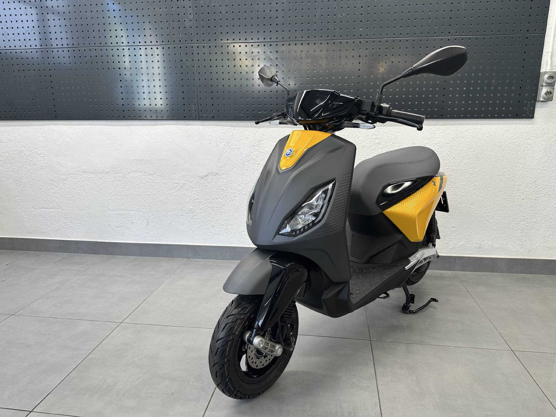 PIAGGIO 1 Active | Occasion | nur 23 km | Elektro Roller | Top Zustand-image-5