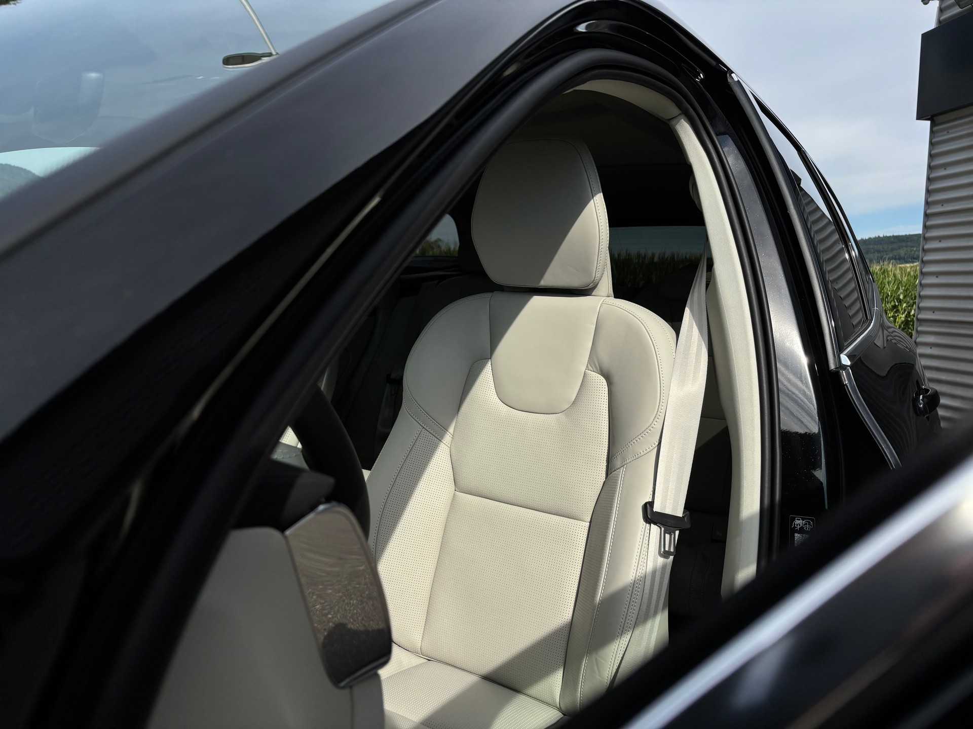 VOLVO XC60 2.0 T8 TE Ultra Bright eAWD-showroom-element-3