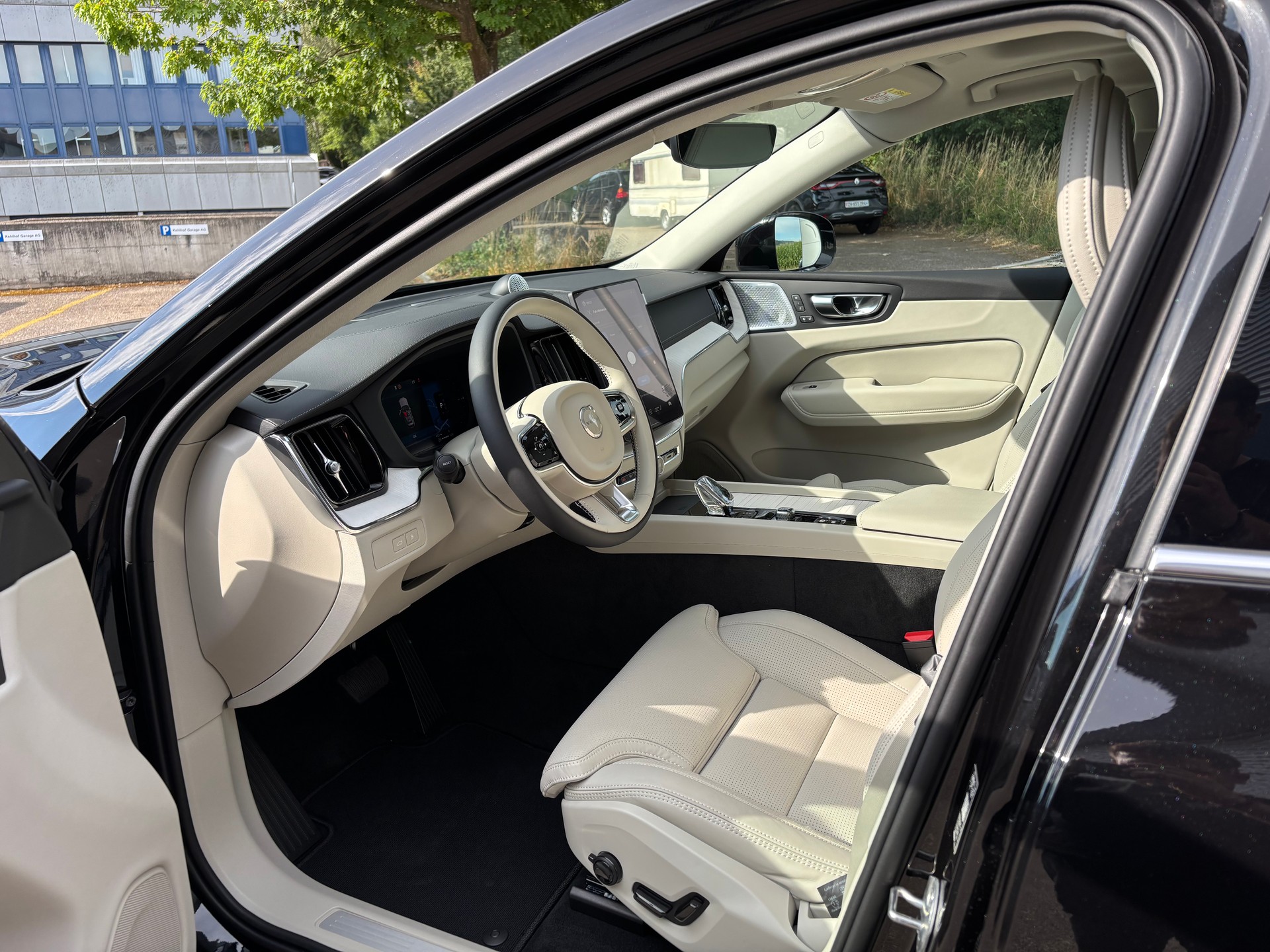 VOLVO XC60 2.0 T8 TE Ultra Bright eAWD-showroom-element-2