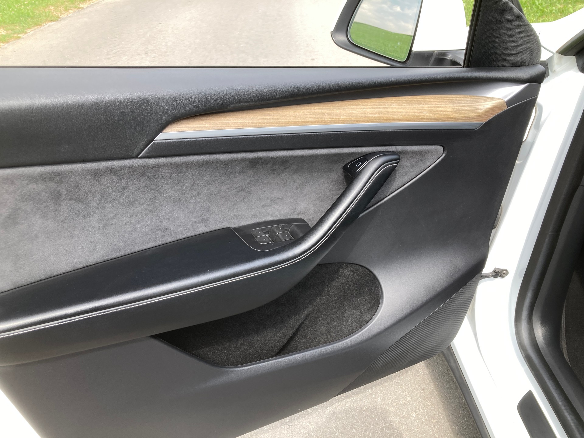 TESLA Model Y Long Range-image-9