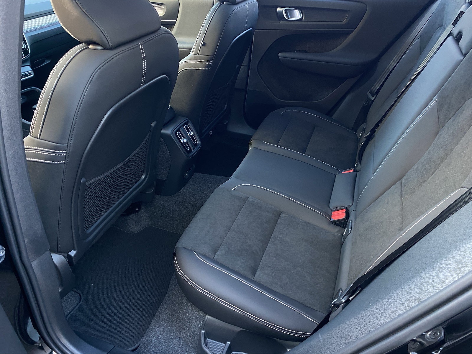 VOLVO EX40 Twin Black Edition AWD-image-9