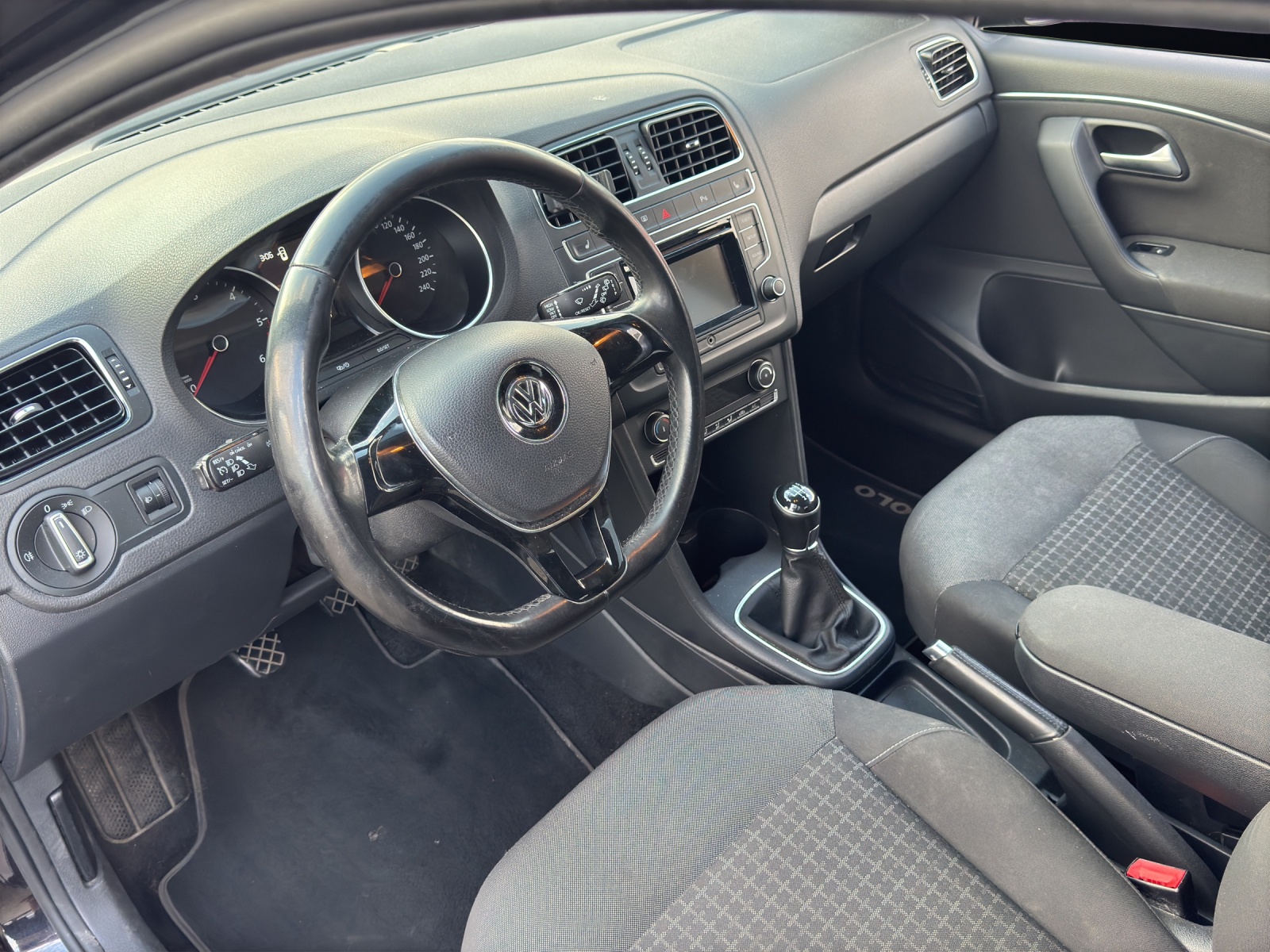 VW Polo 1.4 TDI BMT Lounge-image-9