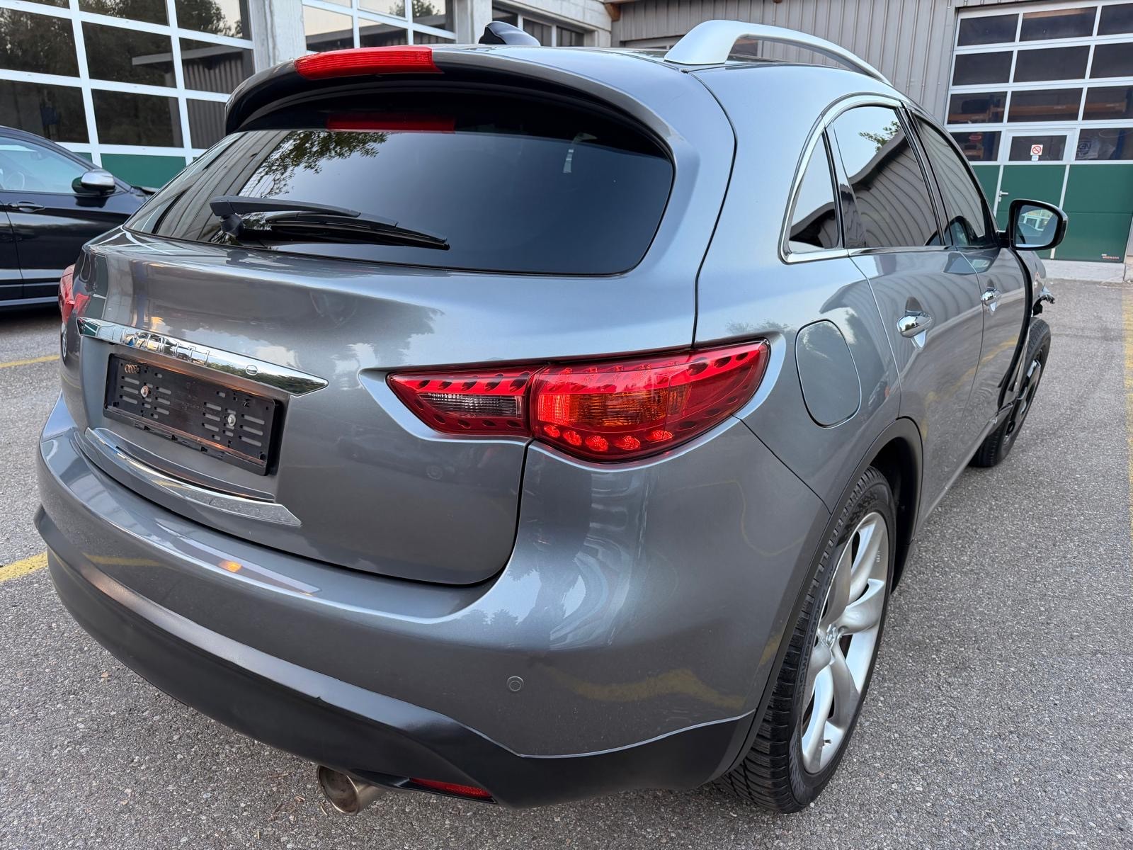 INFINITI QX70 5.0 S Premium AWD Automatic-image-4