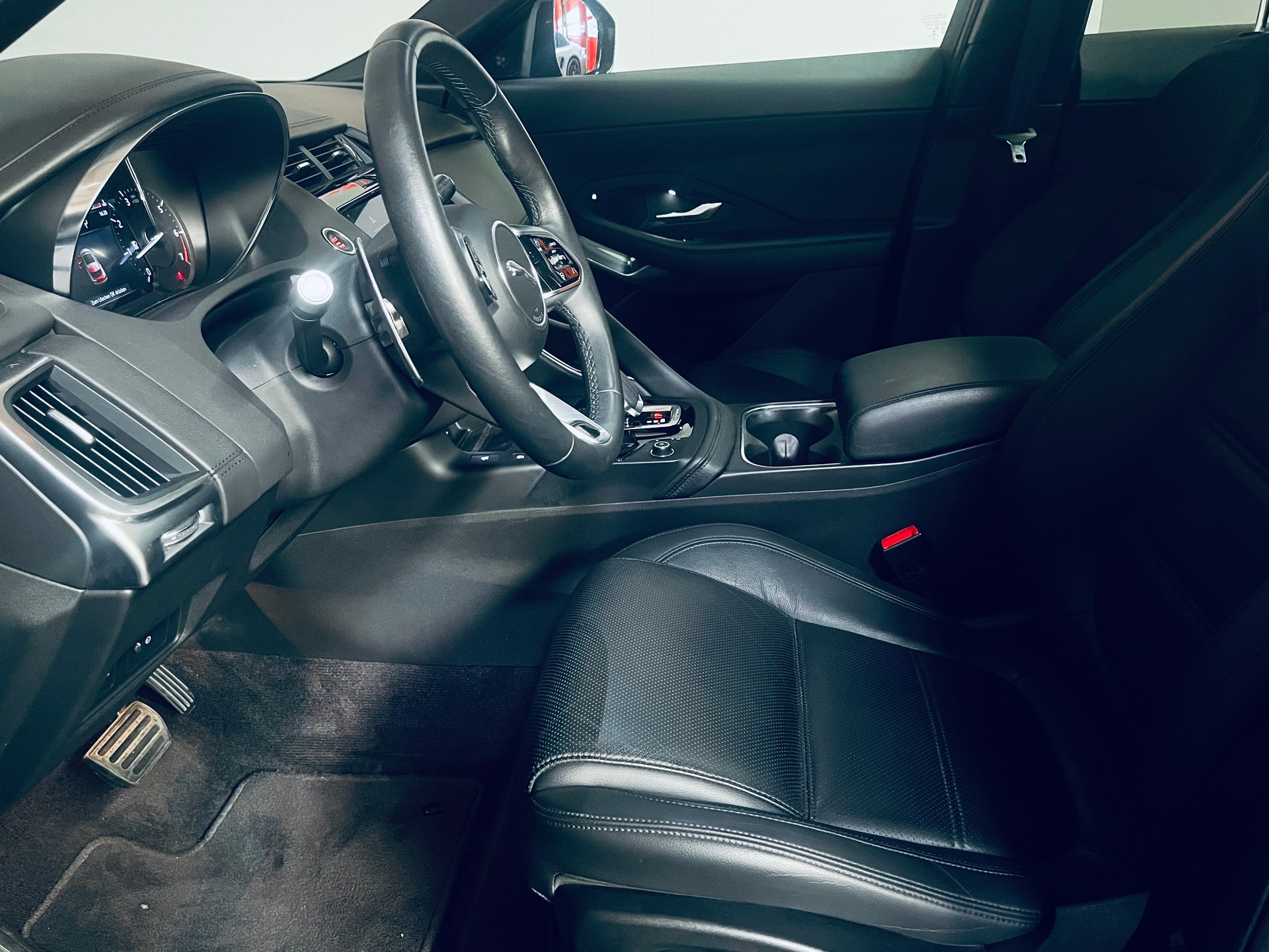 JAGUAR E-Pace 2.0 P250 R-Dynamic AWD-image-13