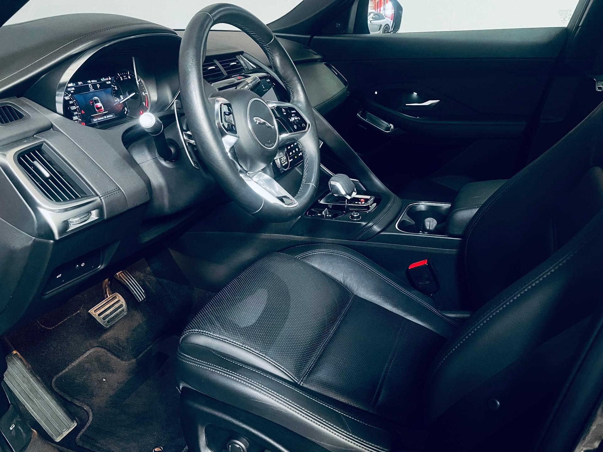 JAGUAR E-Pace 2.0 P250 R-Dynamic AWD-image-12