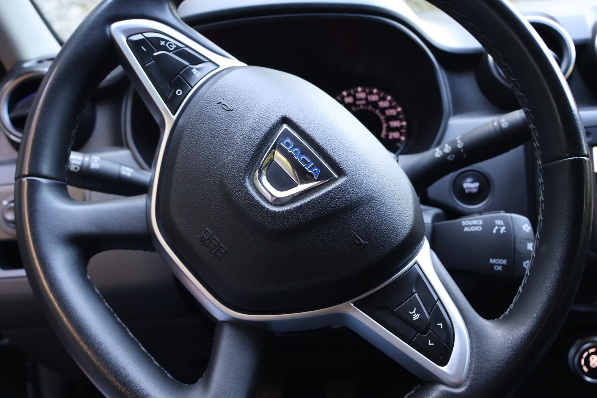 DACIA Duster dCi 115 Celebration 4x4-image-11