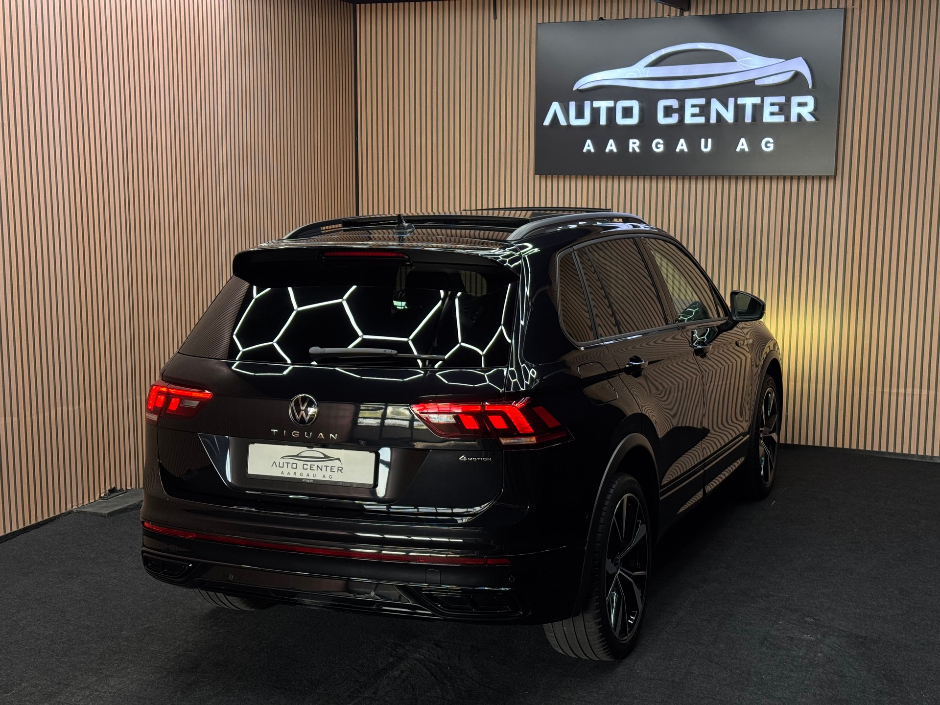 VW Tiguan 2.0 TSI R-Line DSG *ab CHF 249.-/ Monat*-image-4