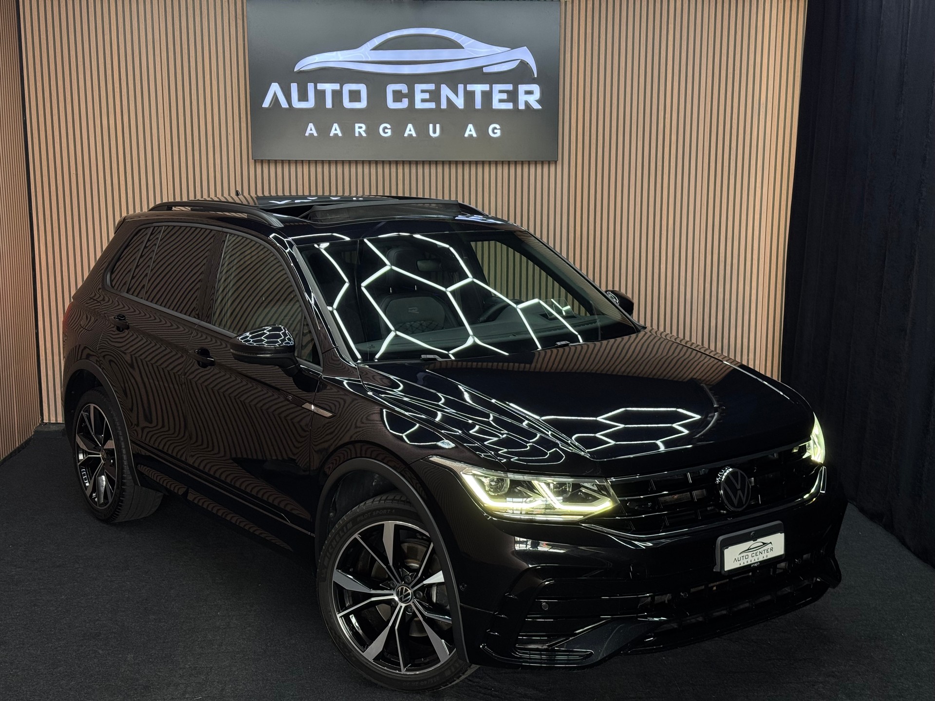 VW Tiguan 2.0 TSI R-Line DSG *ab CHF 249.-/ Monat*-image-0