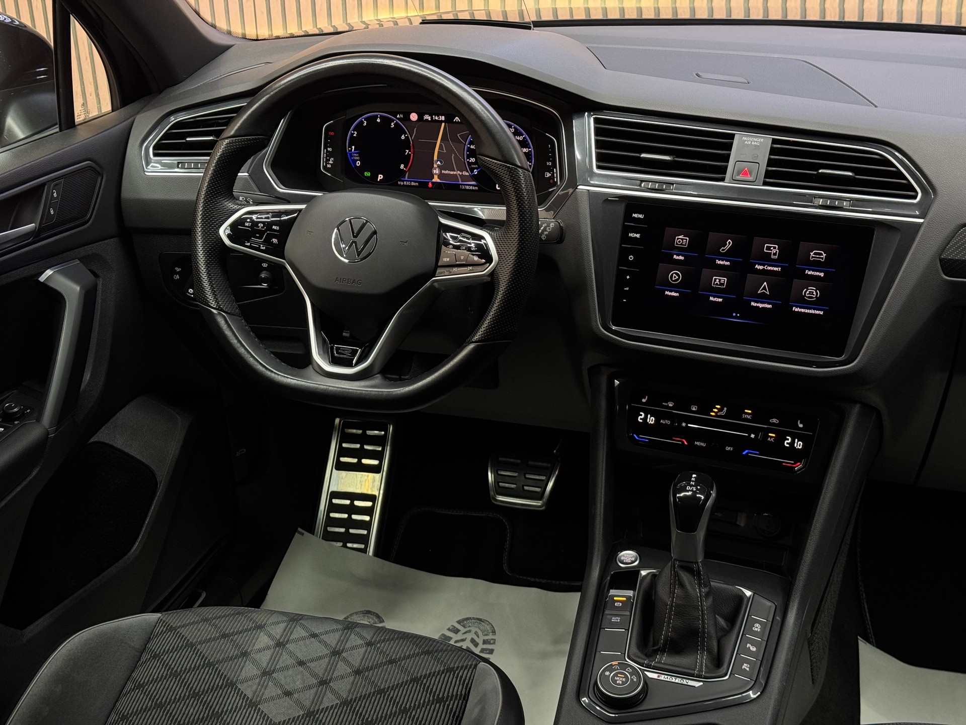 VW Tiguan 2.0 TSI R-Line DSG *ab CHF 249.-/ Monat*-image-17