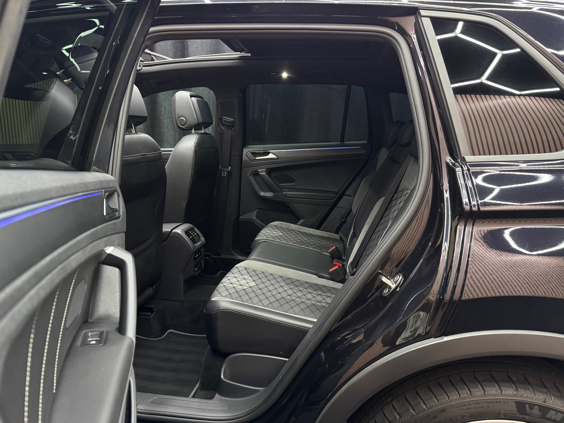 VW Tiguan 2.0 TSI R-Line DSG *ab CHF 249.-/ Monat*-image-12