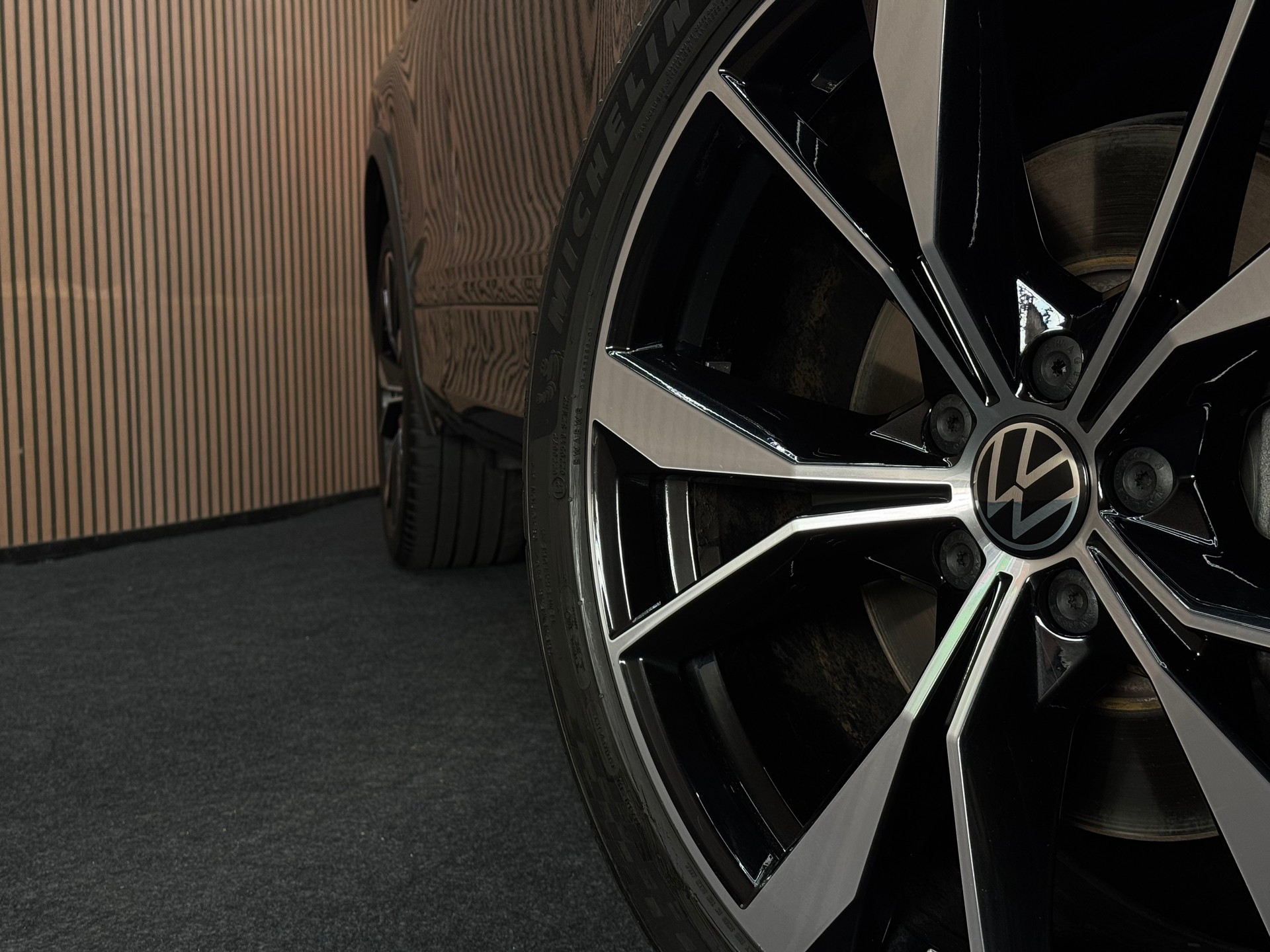 VW Tiguan 2.0 TSI R-Line DSG *ab CHF 249.-/ Monat*-image-7