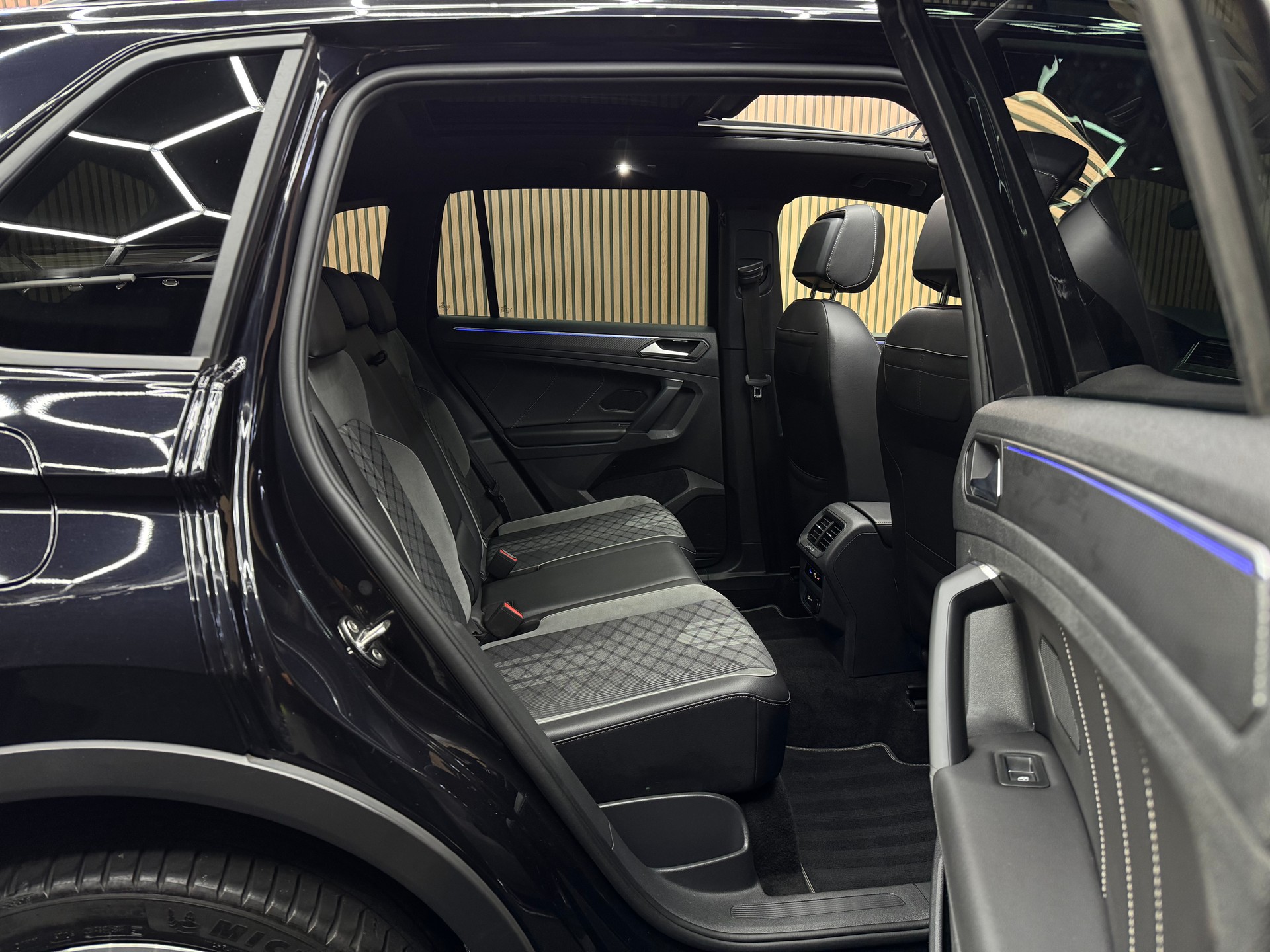 VW Tiguan 2.0 TSI R-Line DSG *ab CHF 249.-/ Monat*-image-13