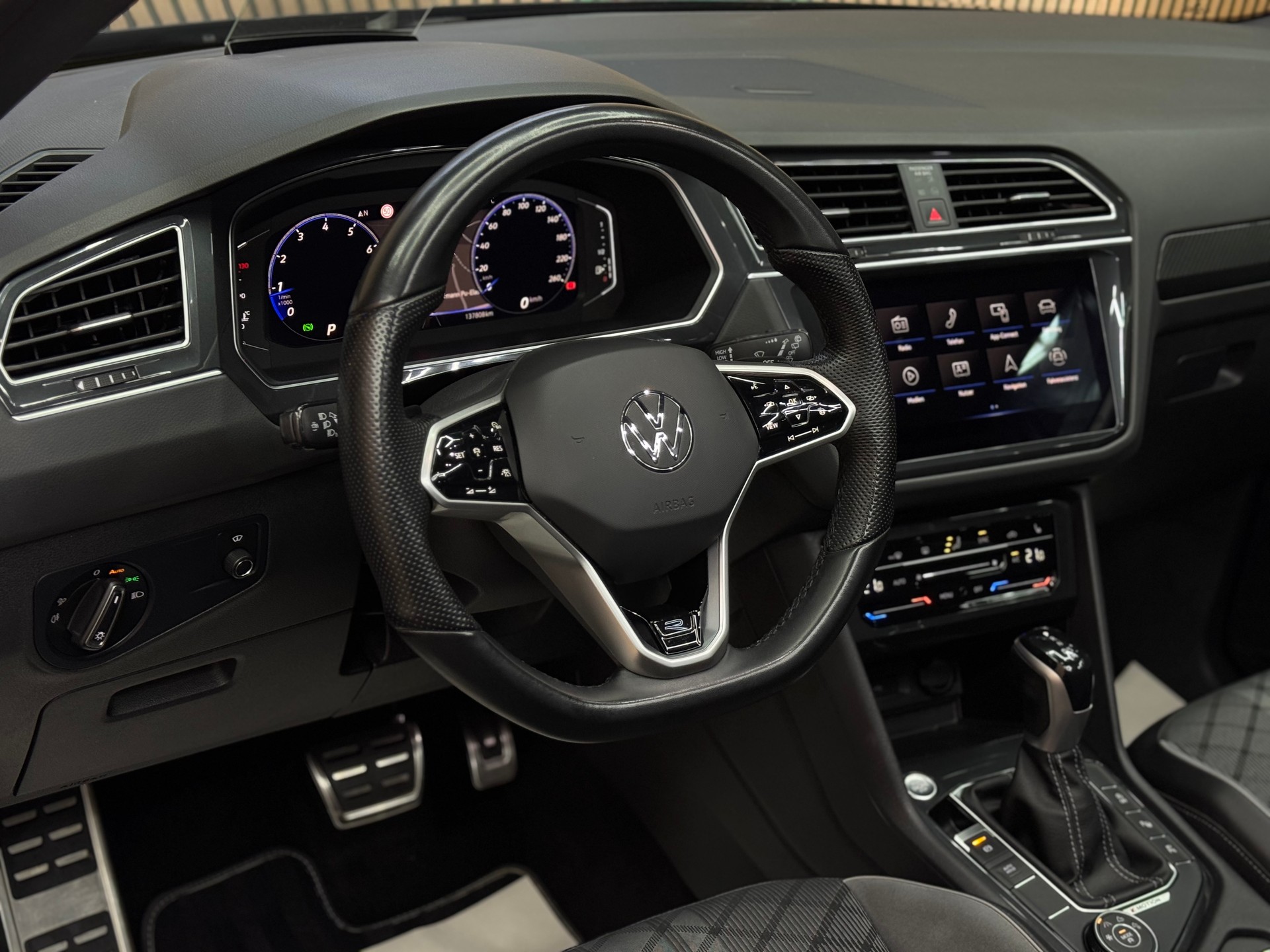 VW Tiguan 2.0 TSI R-Line DSG *ab CHF 249.-/ Monat*-image-9