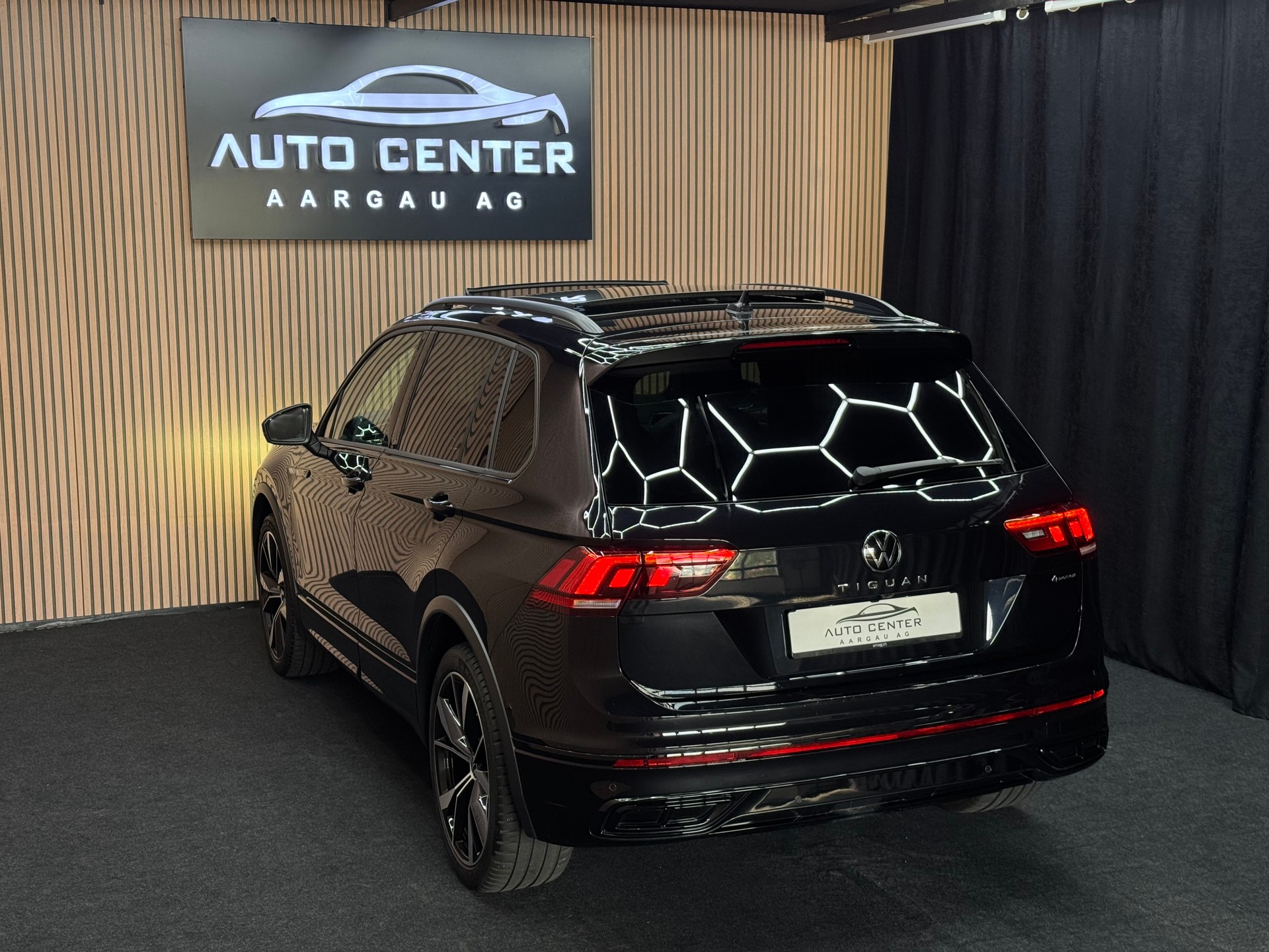 VW Tiguan 2.0 TSI R-Line DSG *ab CHF 249.-/ Monat*-image-3