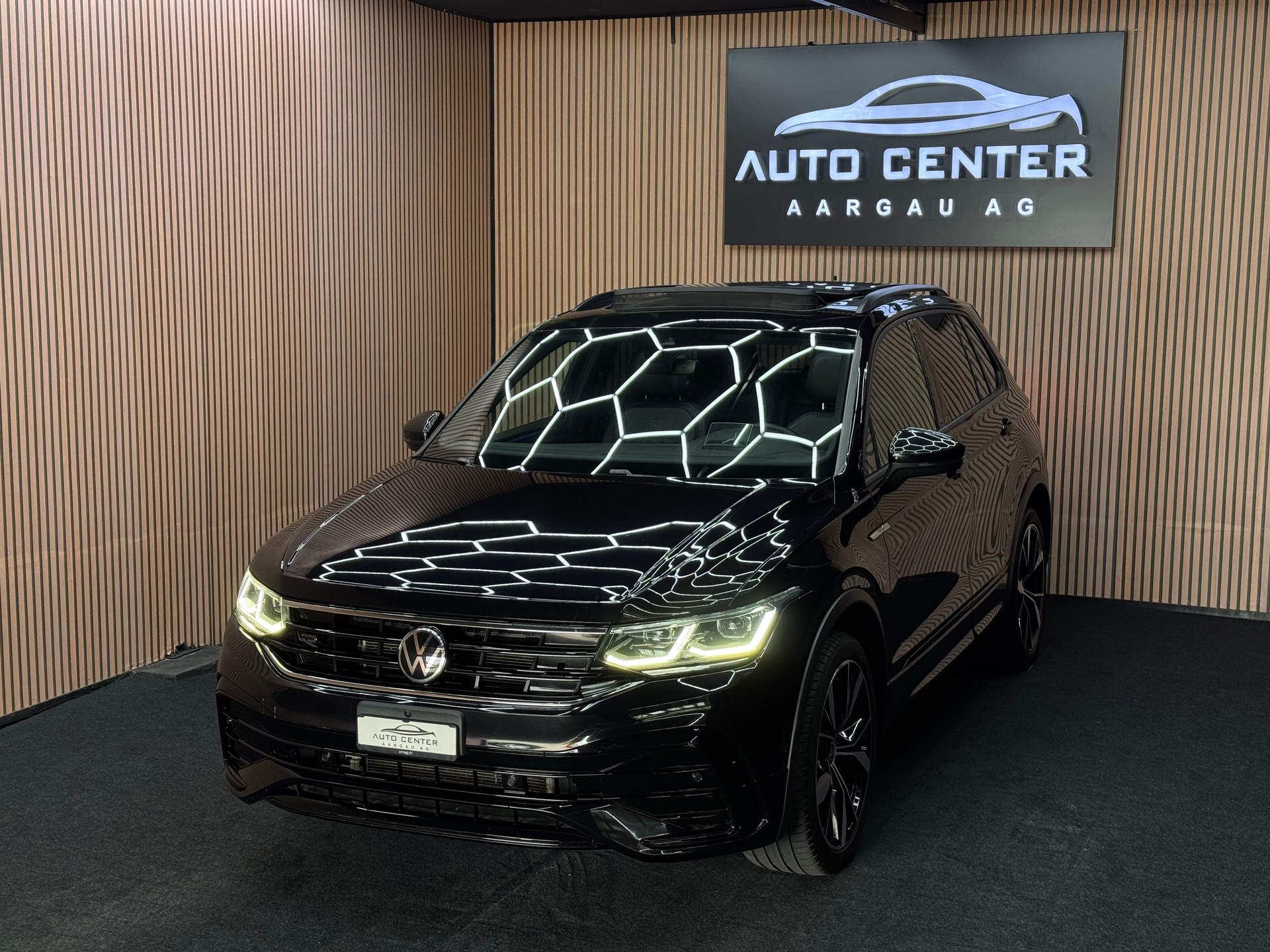 VW Tiguan 2.0 TSI R-Line DSG *ab CHF 249.-/ Monat*-image-2