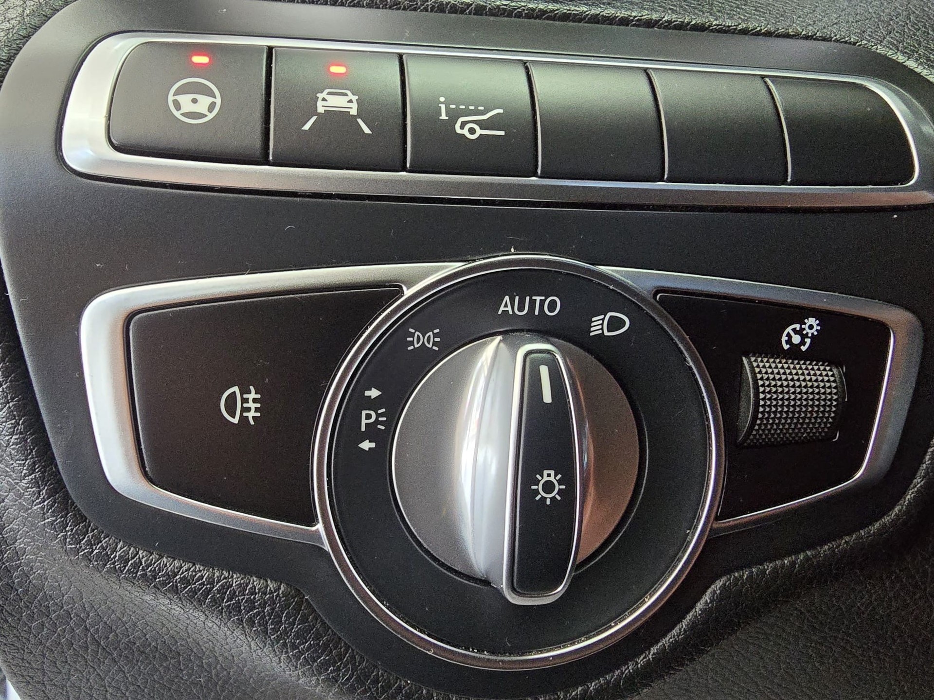 MERCEDES-BENZ C 200 4Matic AMG Line 9G-Tronic-image-11