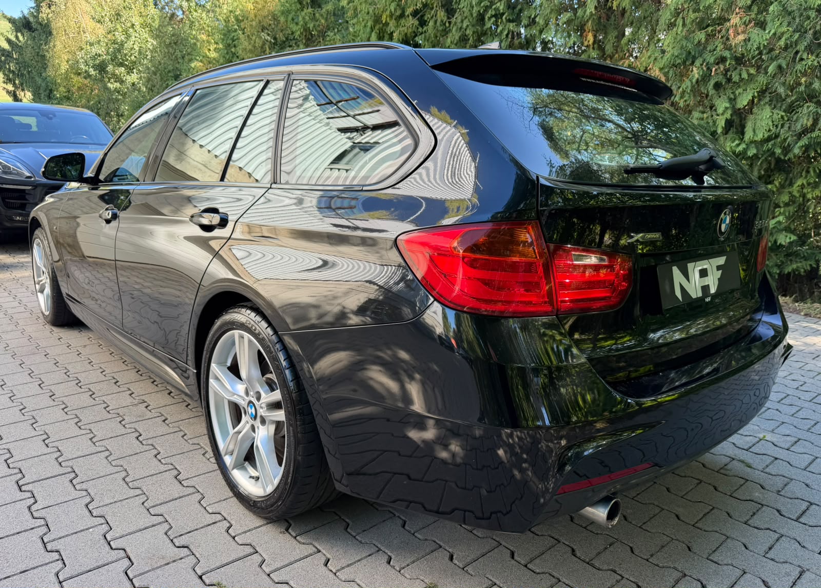 BMW 320d xDrive Touring M Sport Steptronic-showroom-element-2