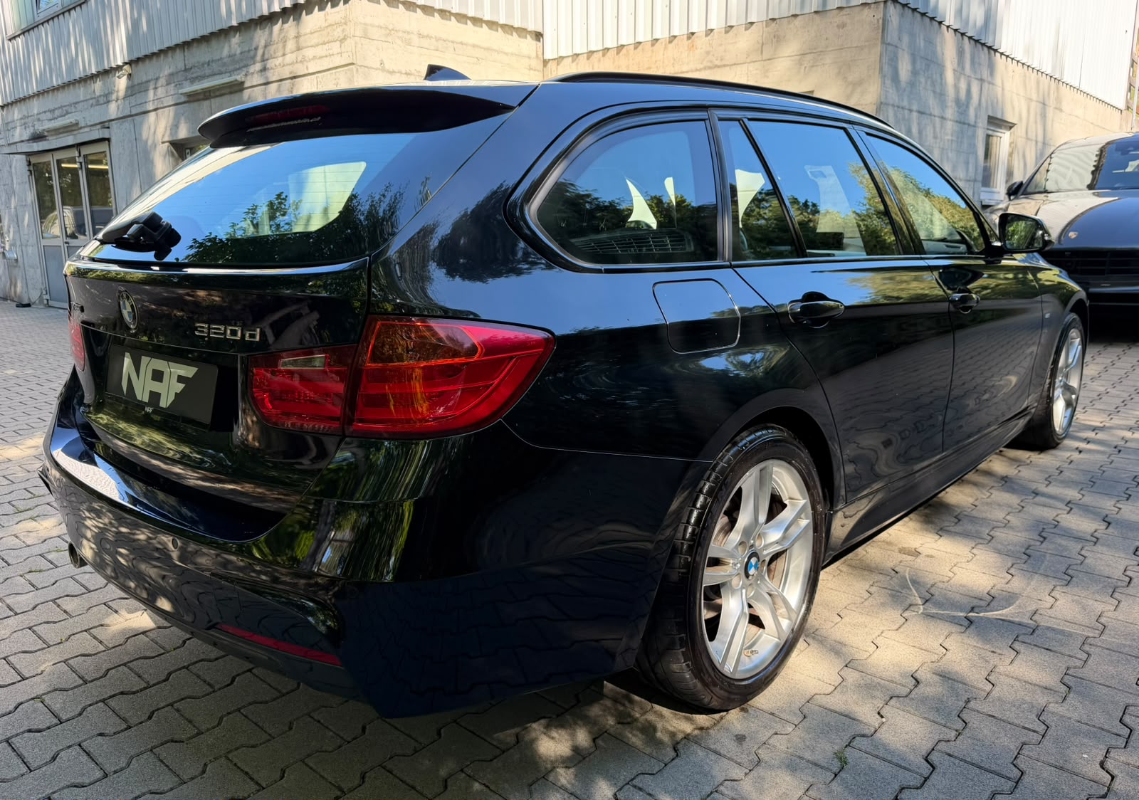 BMW 320d xDrive Touring M Sport Steptronic-image-4