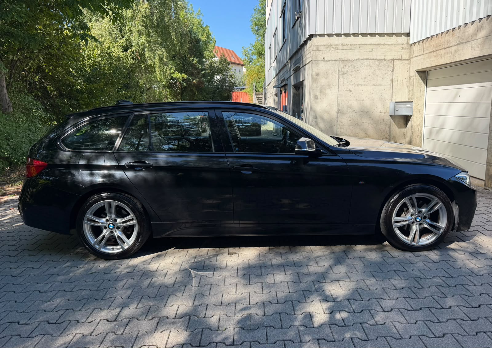 BMW 320d xDrive Touring M Sport Steptronic-image-5