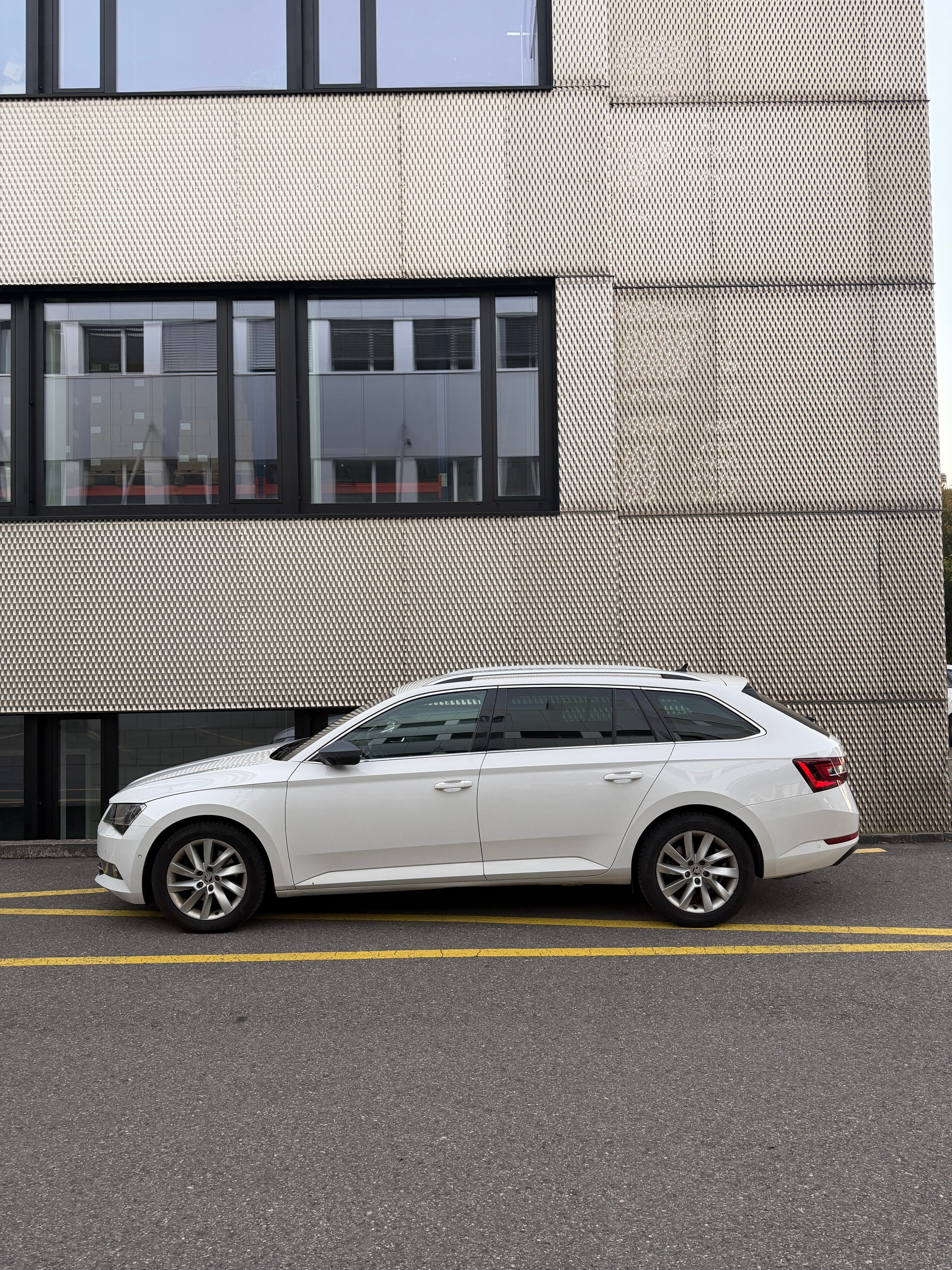 SKODA Superb Combi 2.0 TDi Ambition 4x4 DSG-image-1