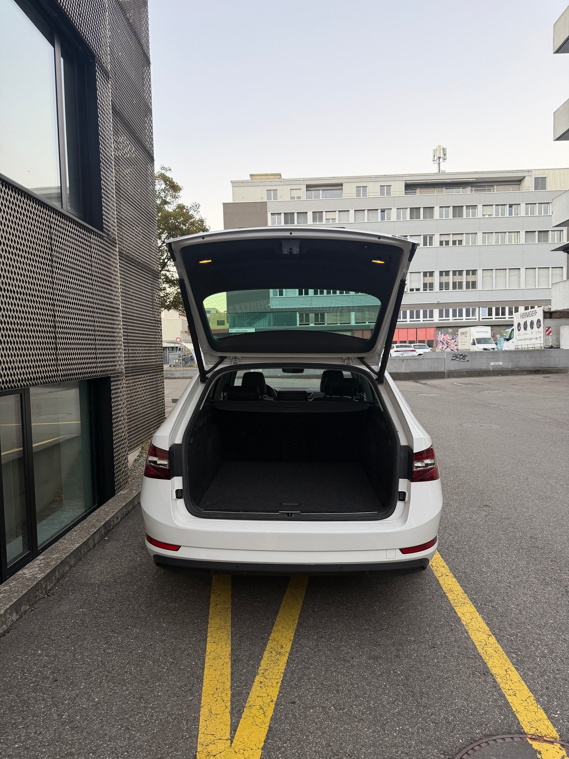 SKODA Superb Combi 2.0 TDi Ambition 4x4 DSG-image-8