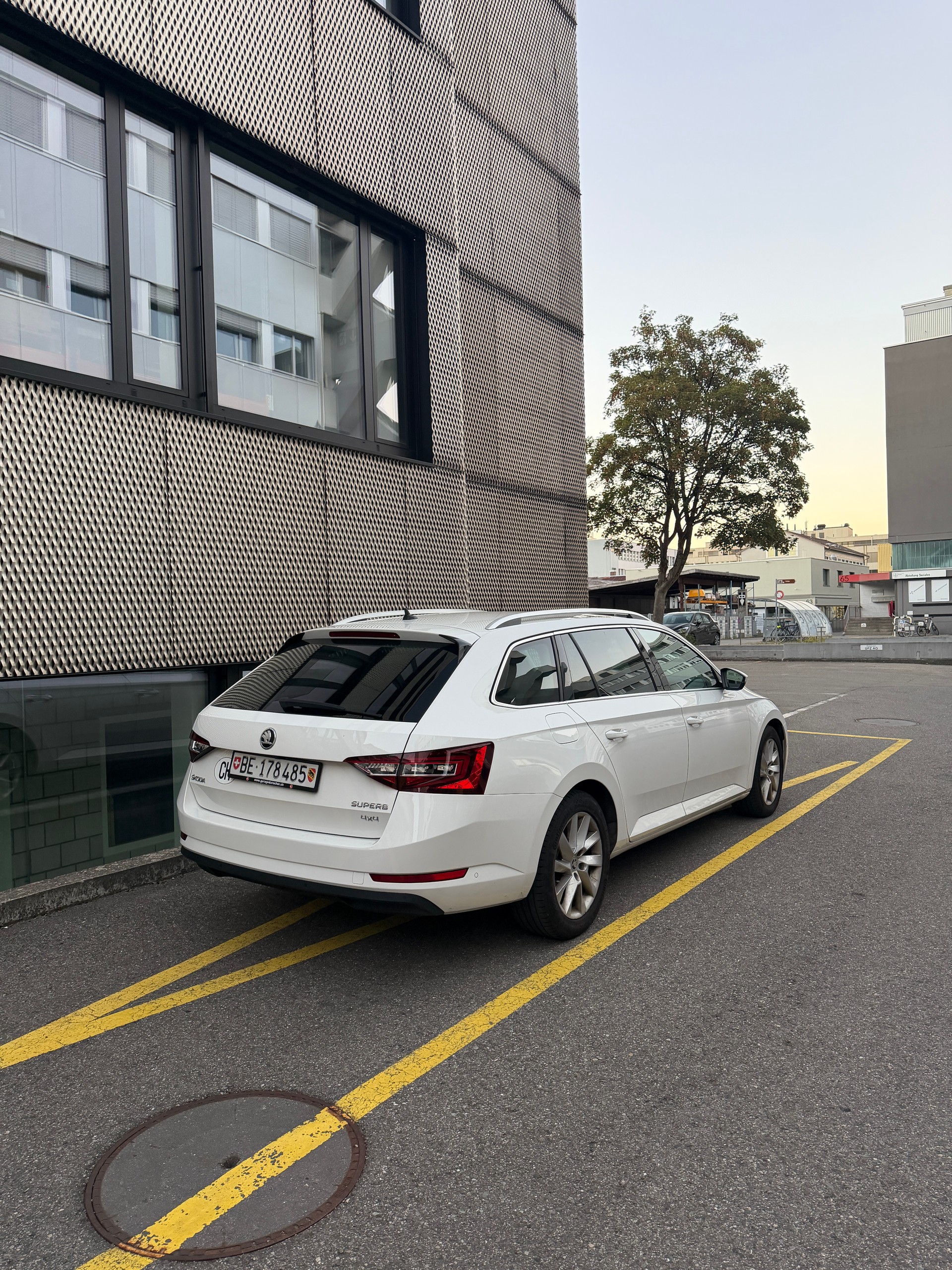 SKODA Superb Combi 2.0 TDi Ambition 4x4 DSG-image-4