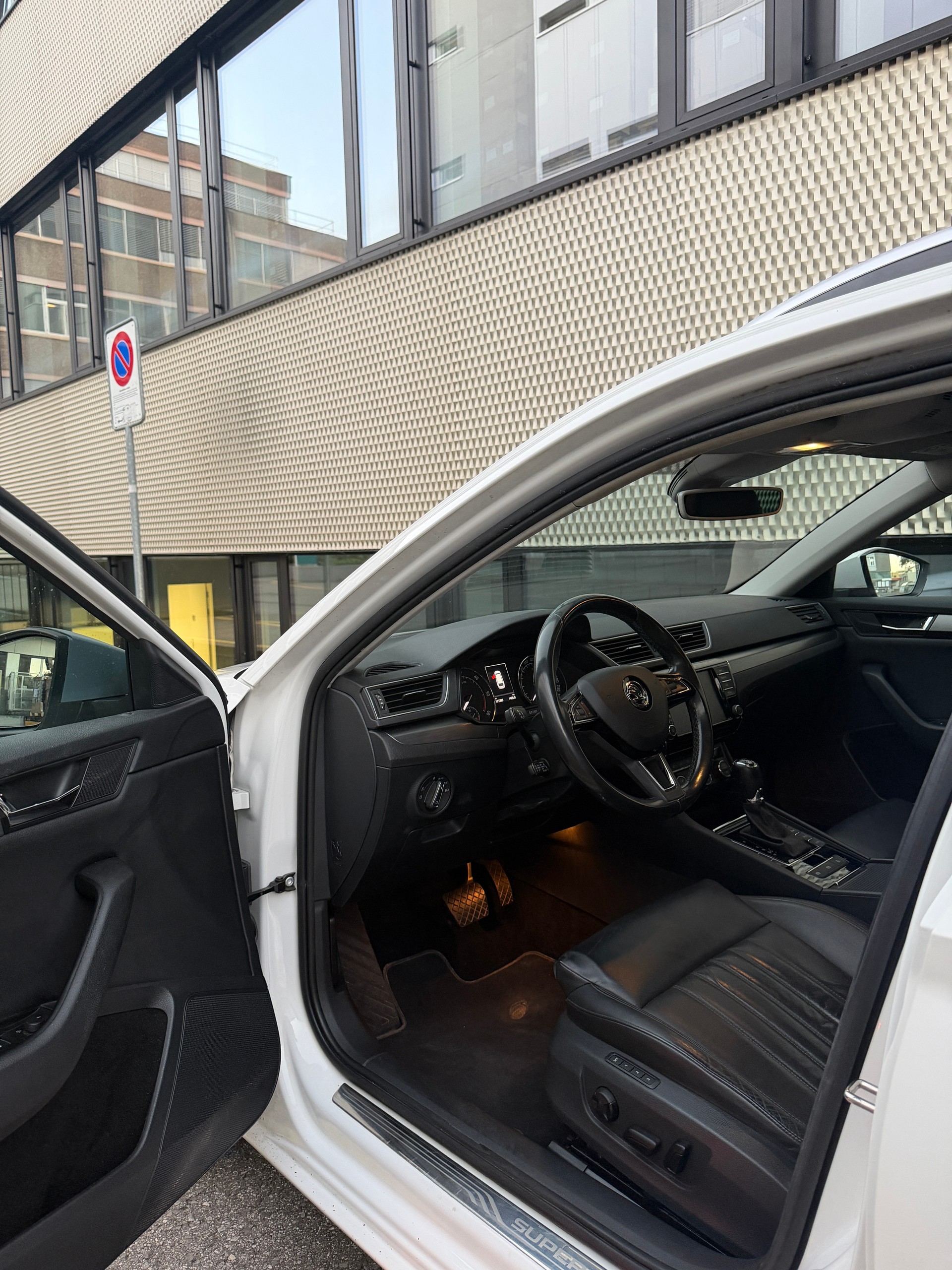SKODA Superb Combi 2.0 TDi Ambition 4x4 DSG-image-10