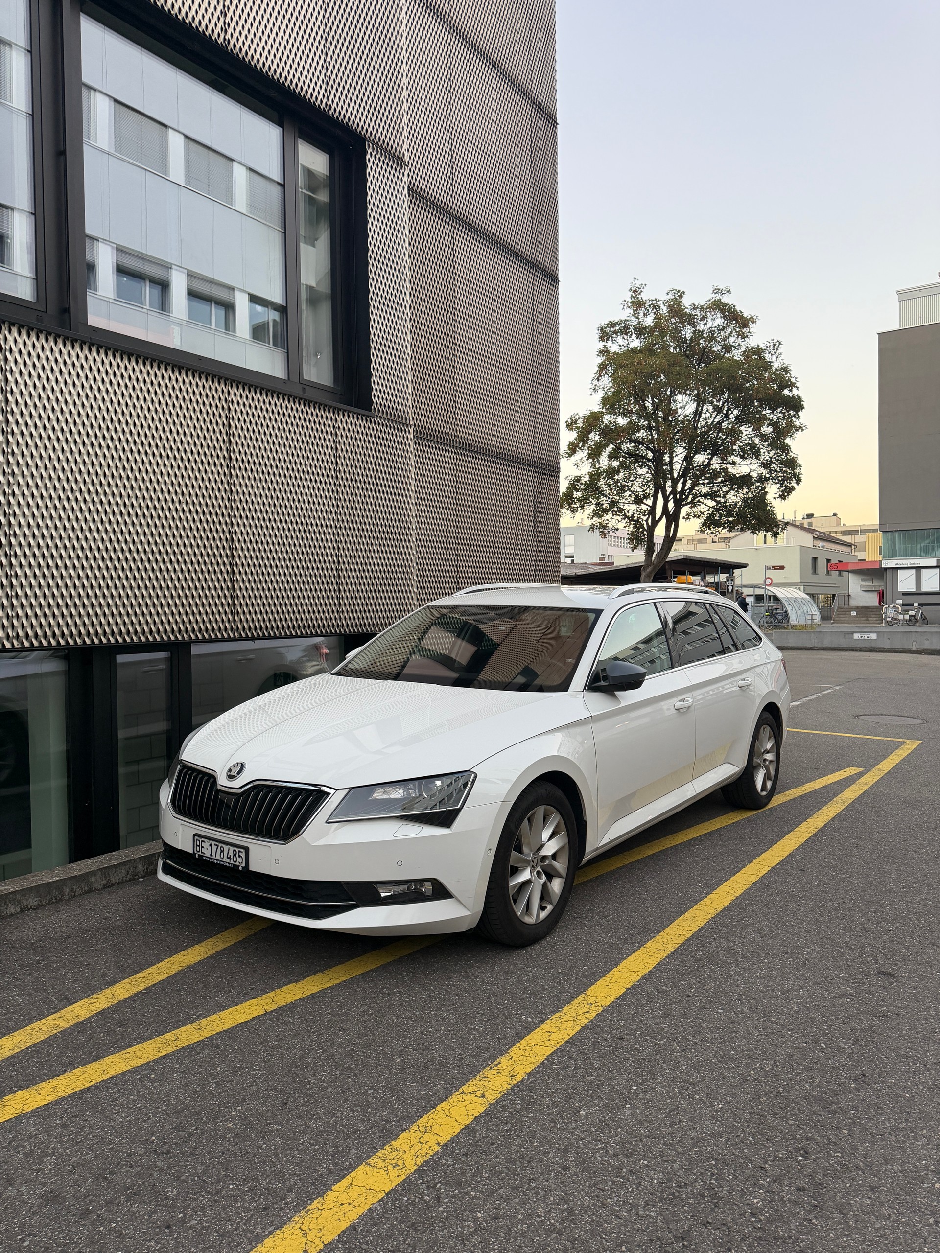 SKODA Superb Combi 2.0 TDi Ambition 4x4 DSG-image-2