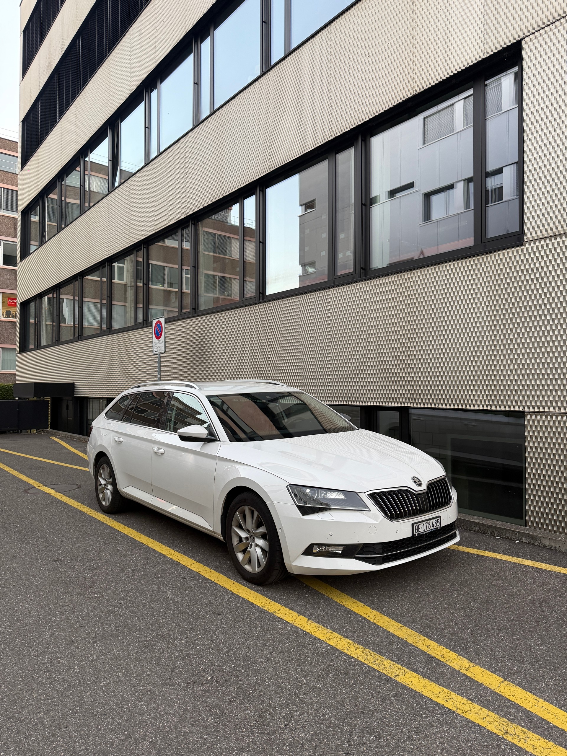 SKODA Superb Combi 2.0 TDi Ambition 4x4 DSG-image-6