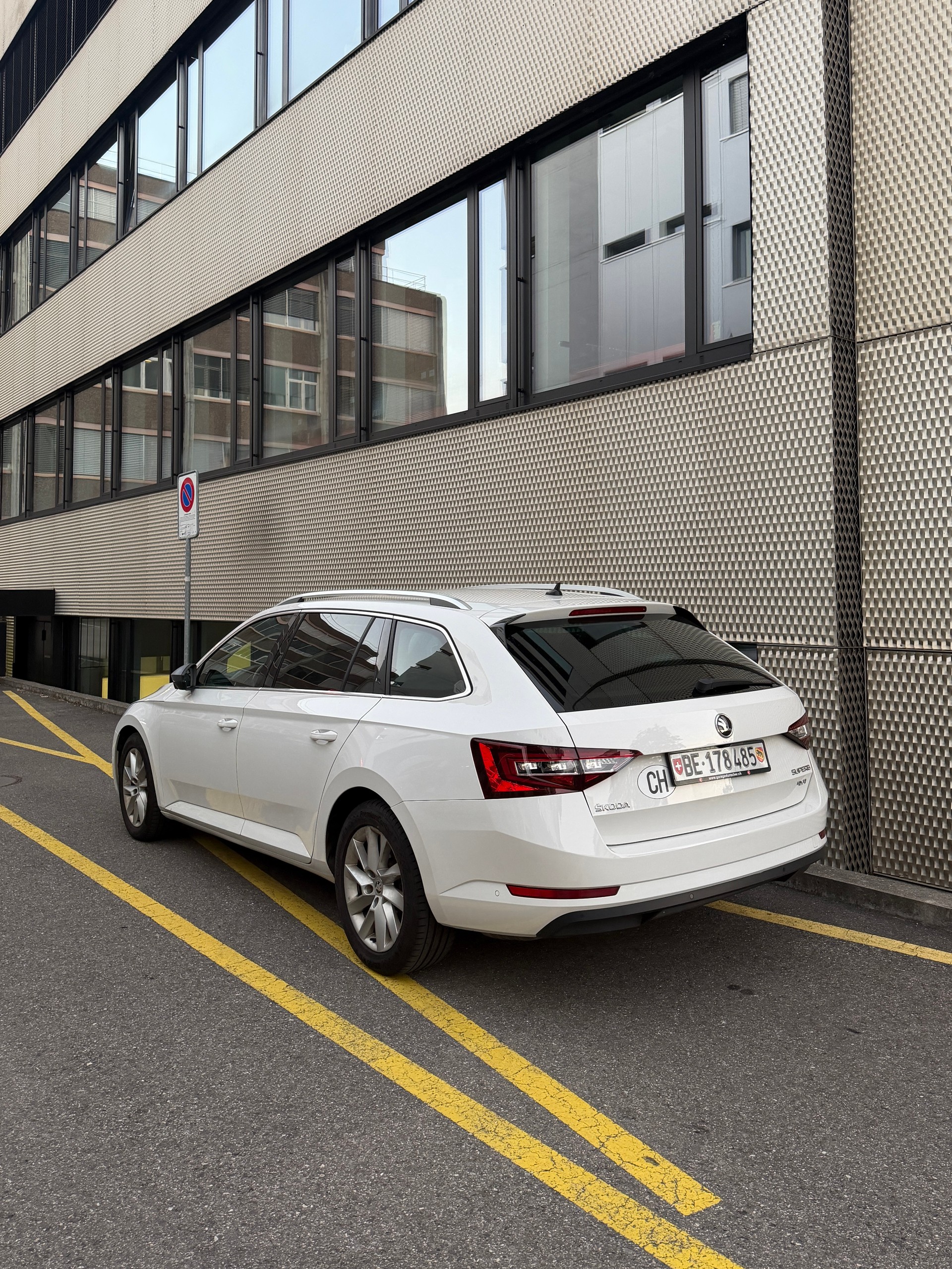 SKODA Superb Combi 2.0 TDi Ambition 4x4 DSG-image-0