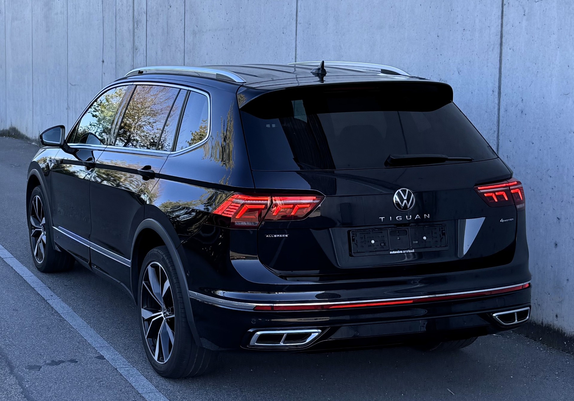 VW Tiguan Allspace 2.0TSI R-Line 4Motion DSG Herstellergarantie | gepflegt | CH FZ-image-3
