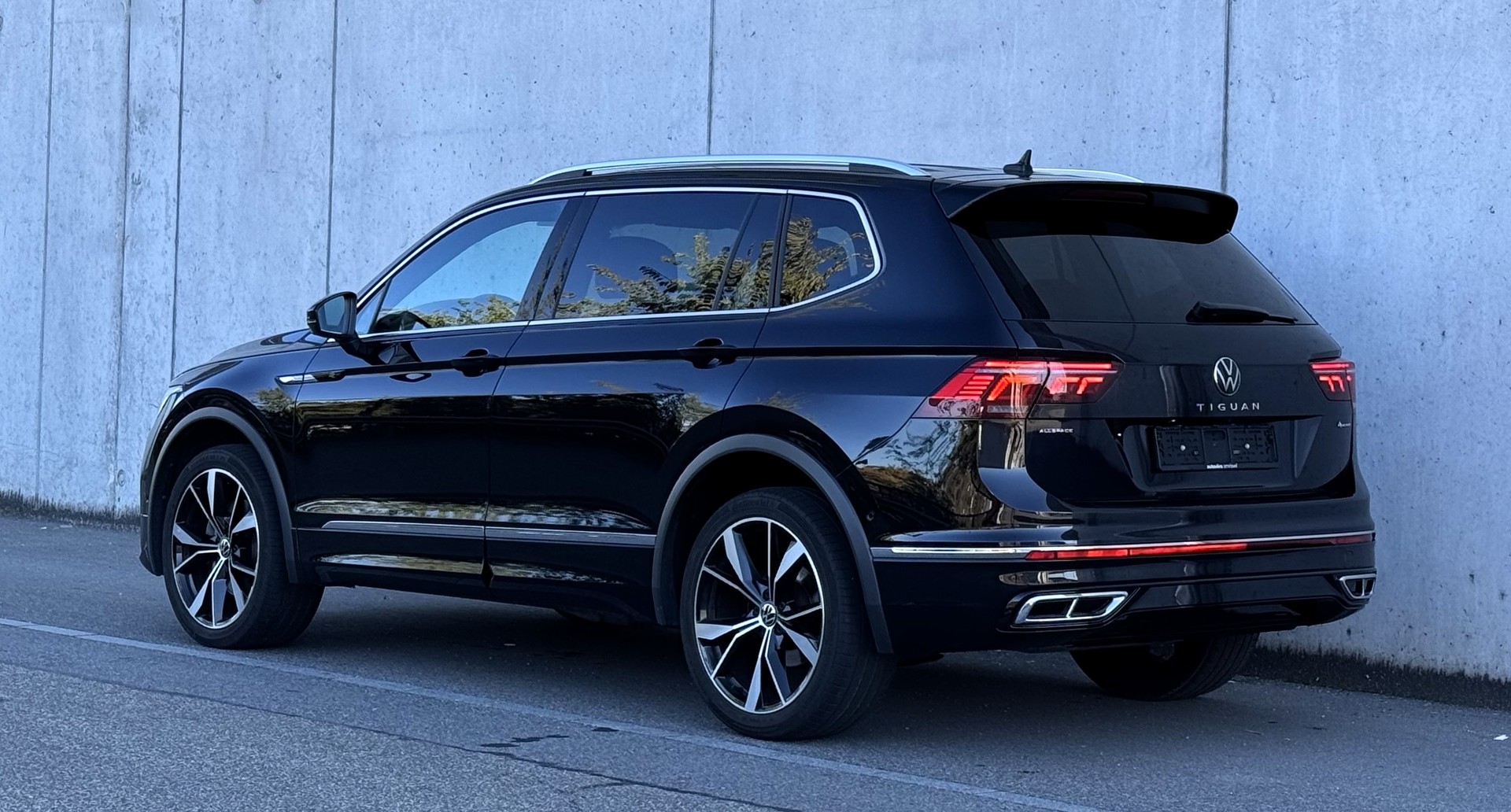VW Tiguan Allspace 2.0TSI R-Line 4Motion DSG Herstellergarantie | gepflegt | CH FZ-image-4