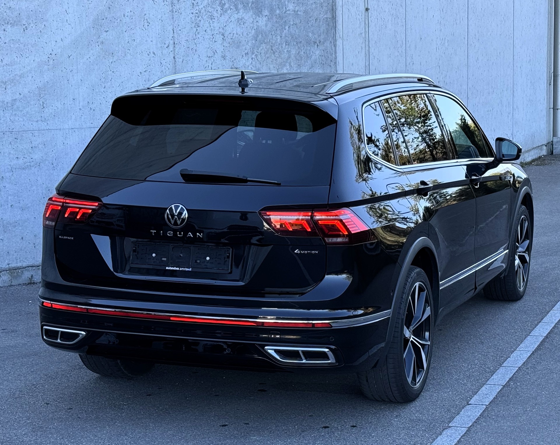 VW Tiguan Allspace 2.0TSI R-Line 4Motion DSG Herstellergarantie | gepflegt | CH FZ-image-11