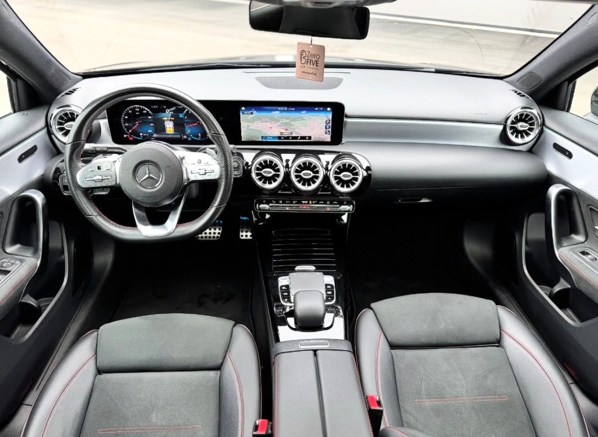 MERCEDES-BENZ A 200 AMG Line 7G-DCT-image-4