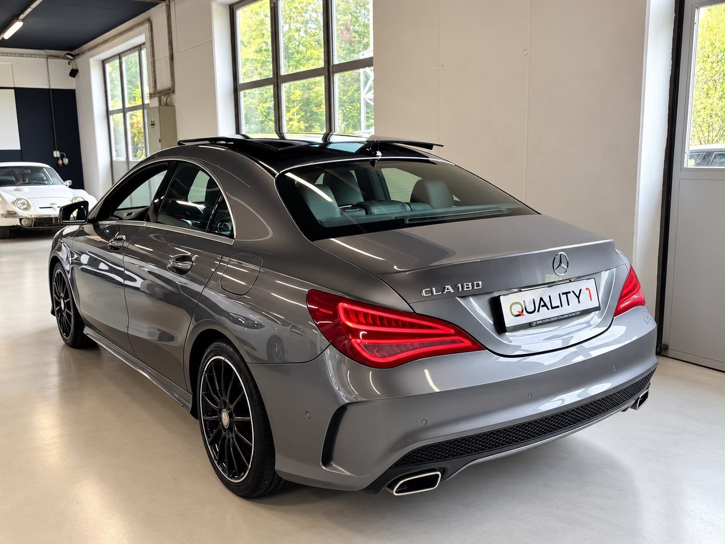MERCEDES-BENZ CLA 180 AMG Line 7G-DCT-image-6
